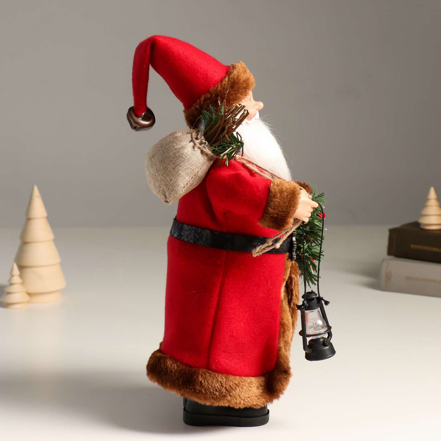 Кукла интерьерная Зимнее волшебство «Дед Мороз с подарками веночком и фонариком» 37 см - фото 2