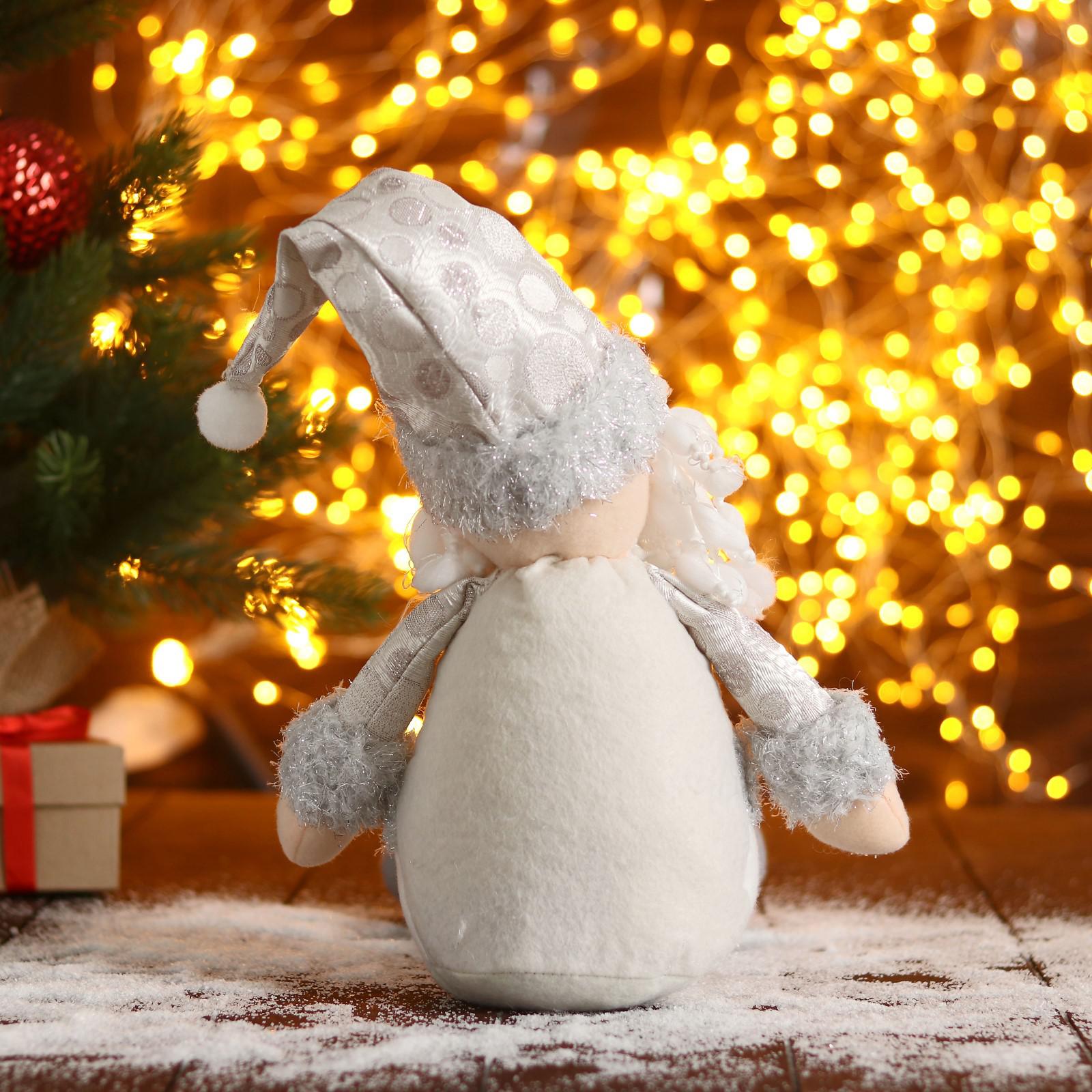 Мягкая игрушка Зимнее волшебство «Дед Мороз в шапочке с кружочками-длинные ножки» 15х45 см серебристо-белый - фото 3