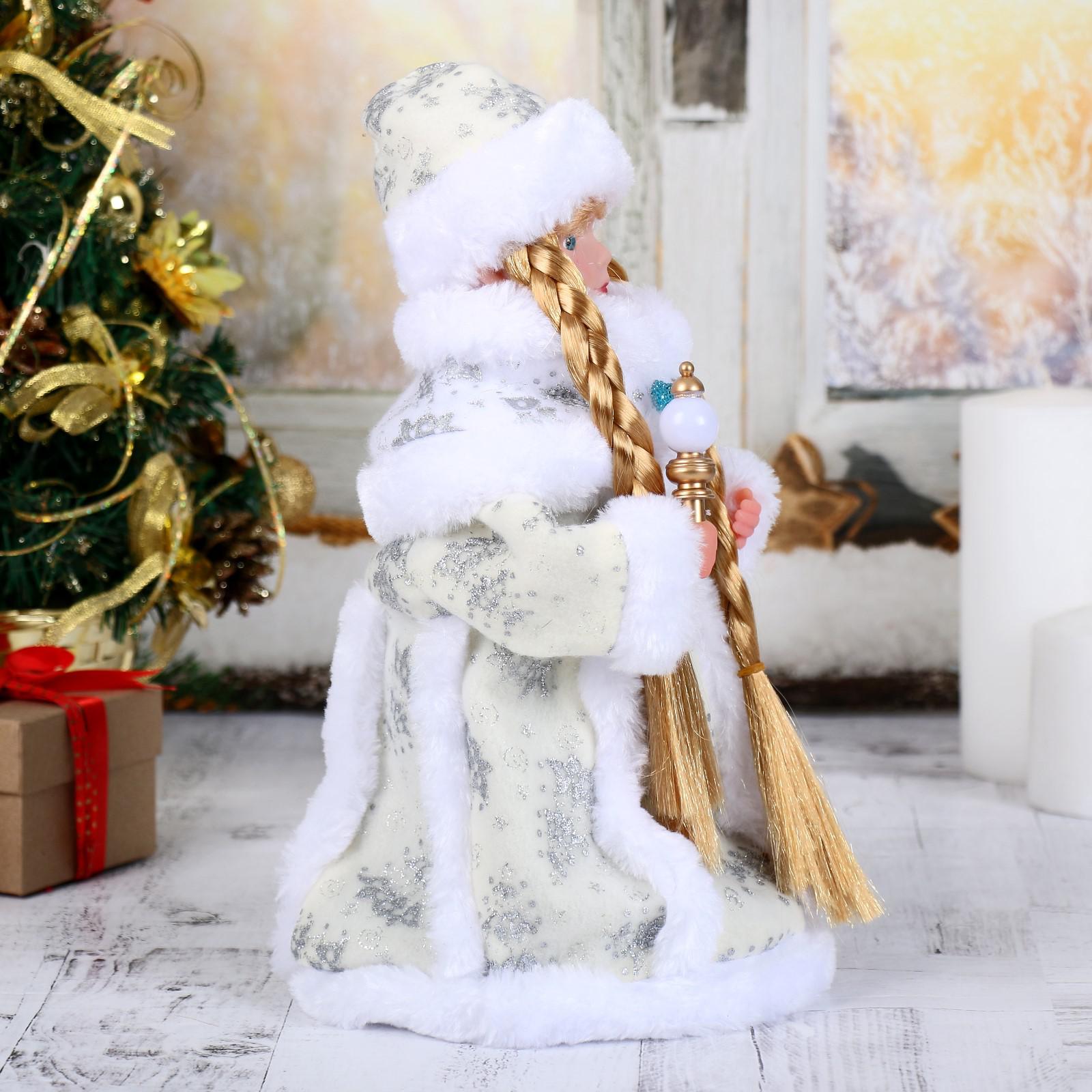 Снегурочка Зимнее волшебство «Белая шубка с посохом и синей пуговкой» двигается 31 см - фото 4