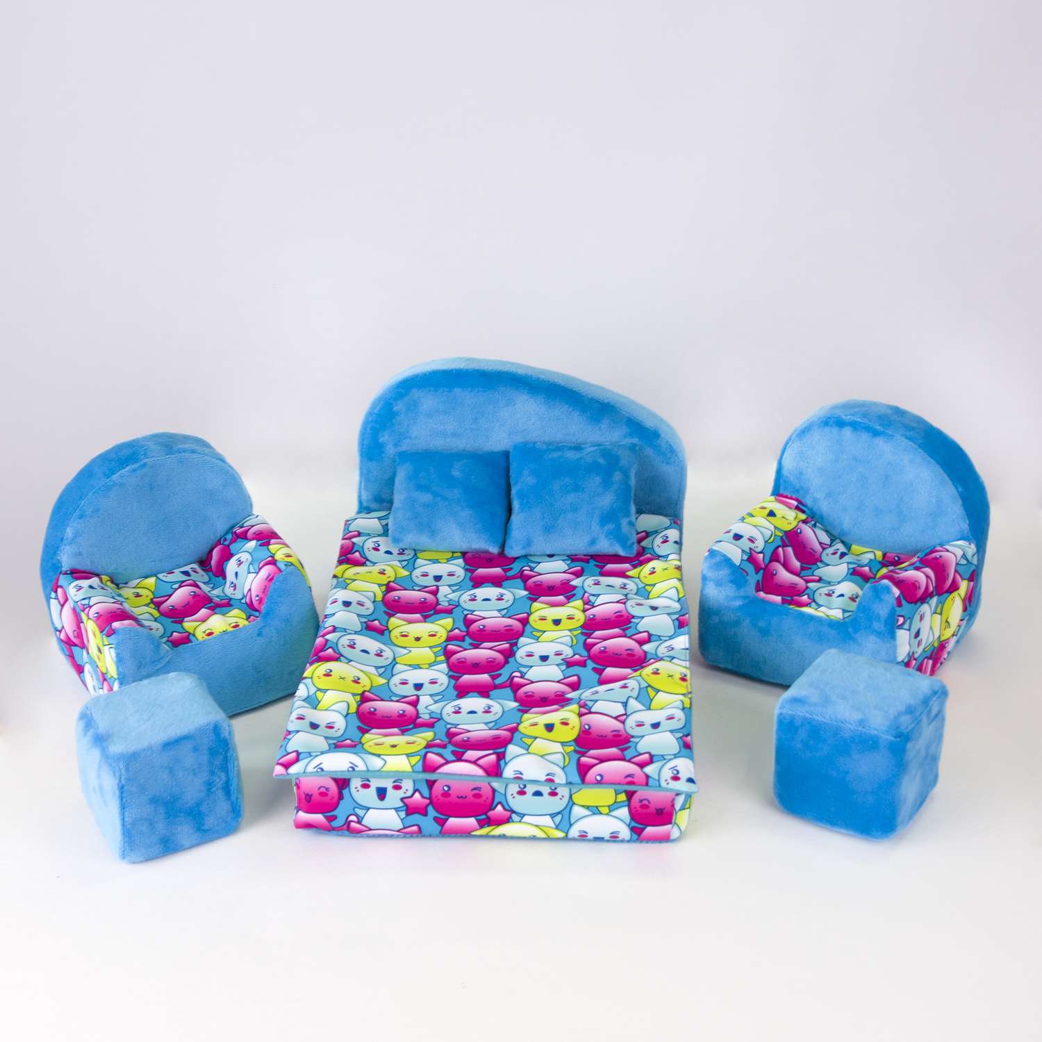 Набор мебели для кукол Belon familia кровать и 2 кресла/ принт хор котят с бирюзовым плюшем НМ-003/2-32 - фото 1