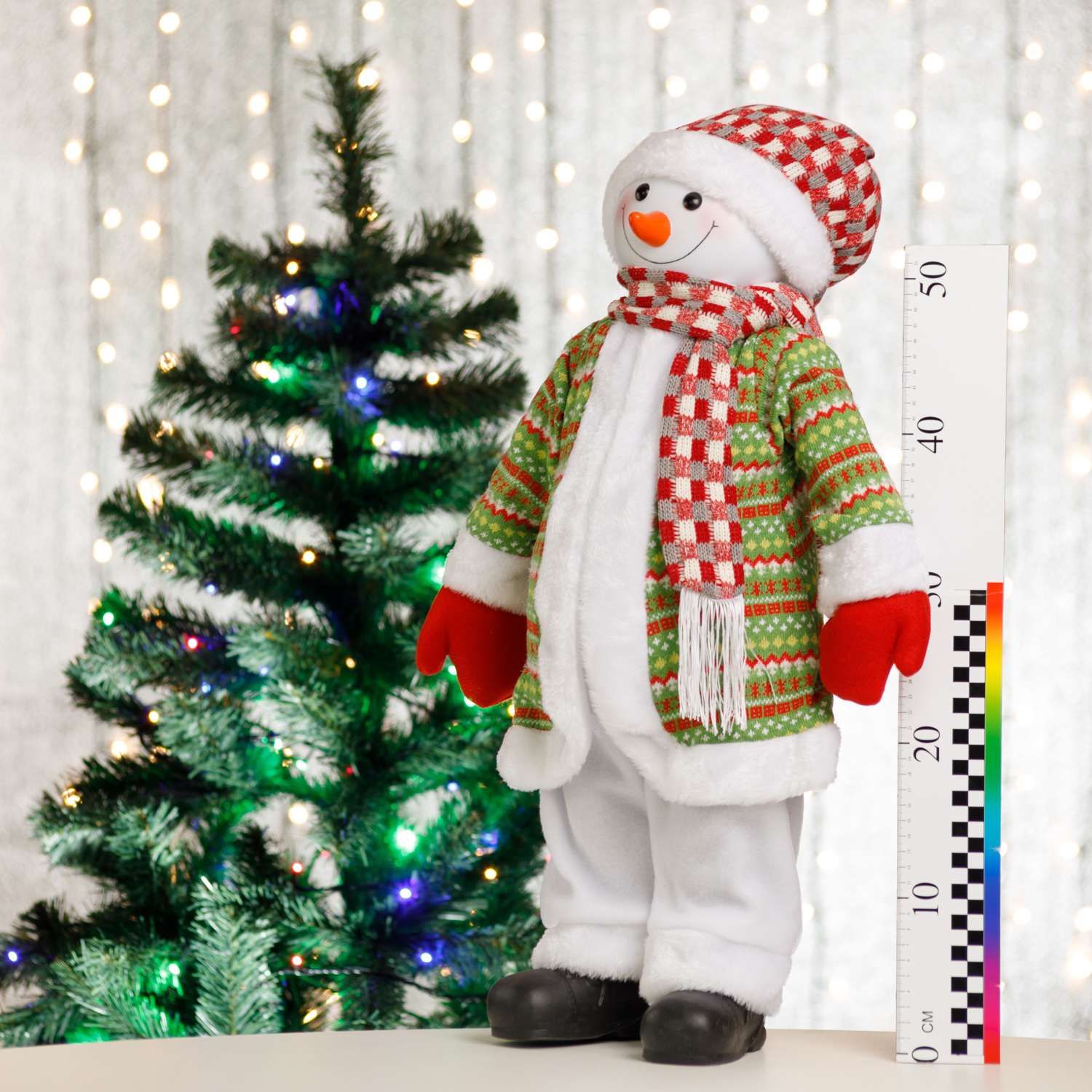 Фигура декоративная BABY STYLE Снеговик в зеленом костюме с шарфиком в клетку 60 см - фото 4