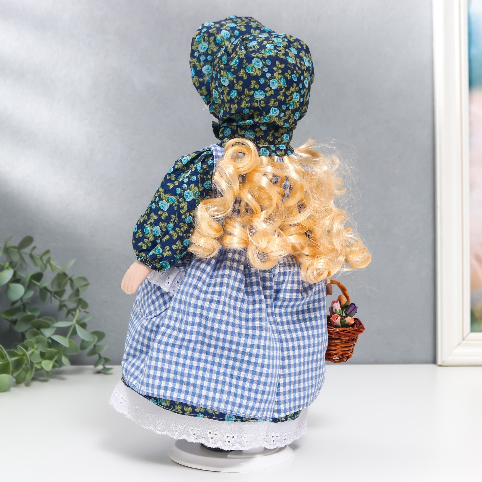Кукла коллекционная Зимнее волшебство керамика «Маруся в синем цветочном платье и косынке» 30 см - фото 4
