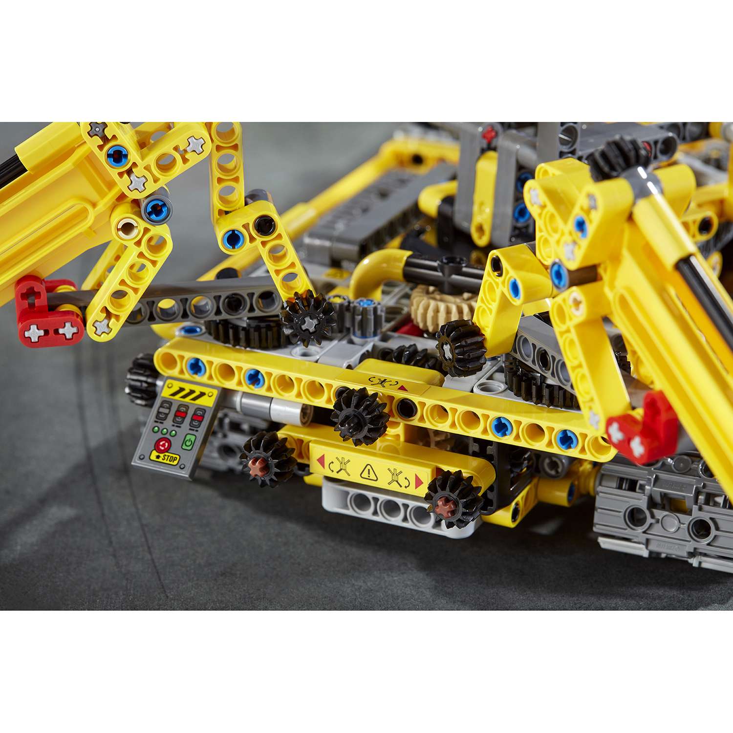Конструктор LEGO Technic Компактный гусеничный кран 42097 - фото 15