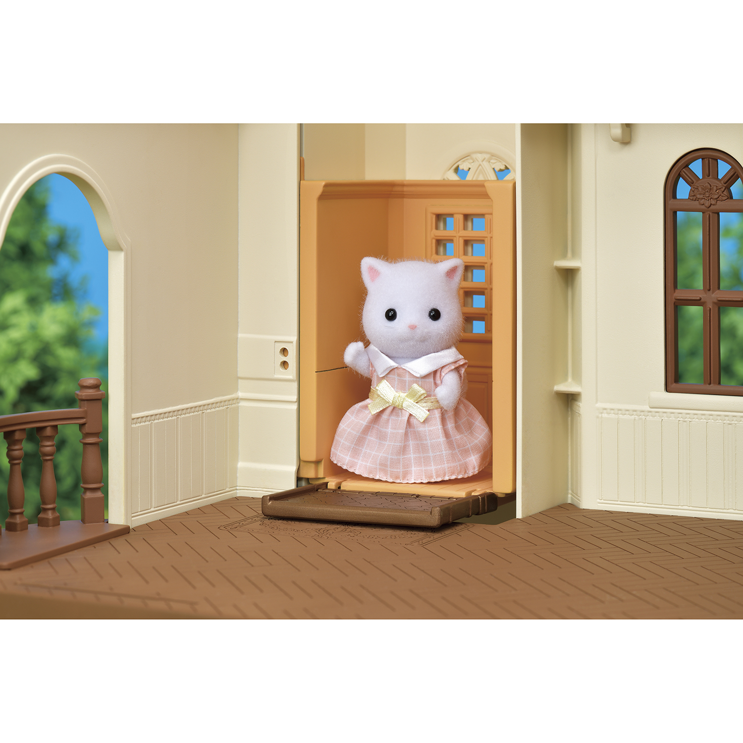 Набор Sylvanian Families Трехэтажный дом с флюгером 5400 купить по цене  7999 ₽ в интернет-магазине Детский мир