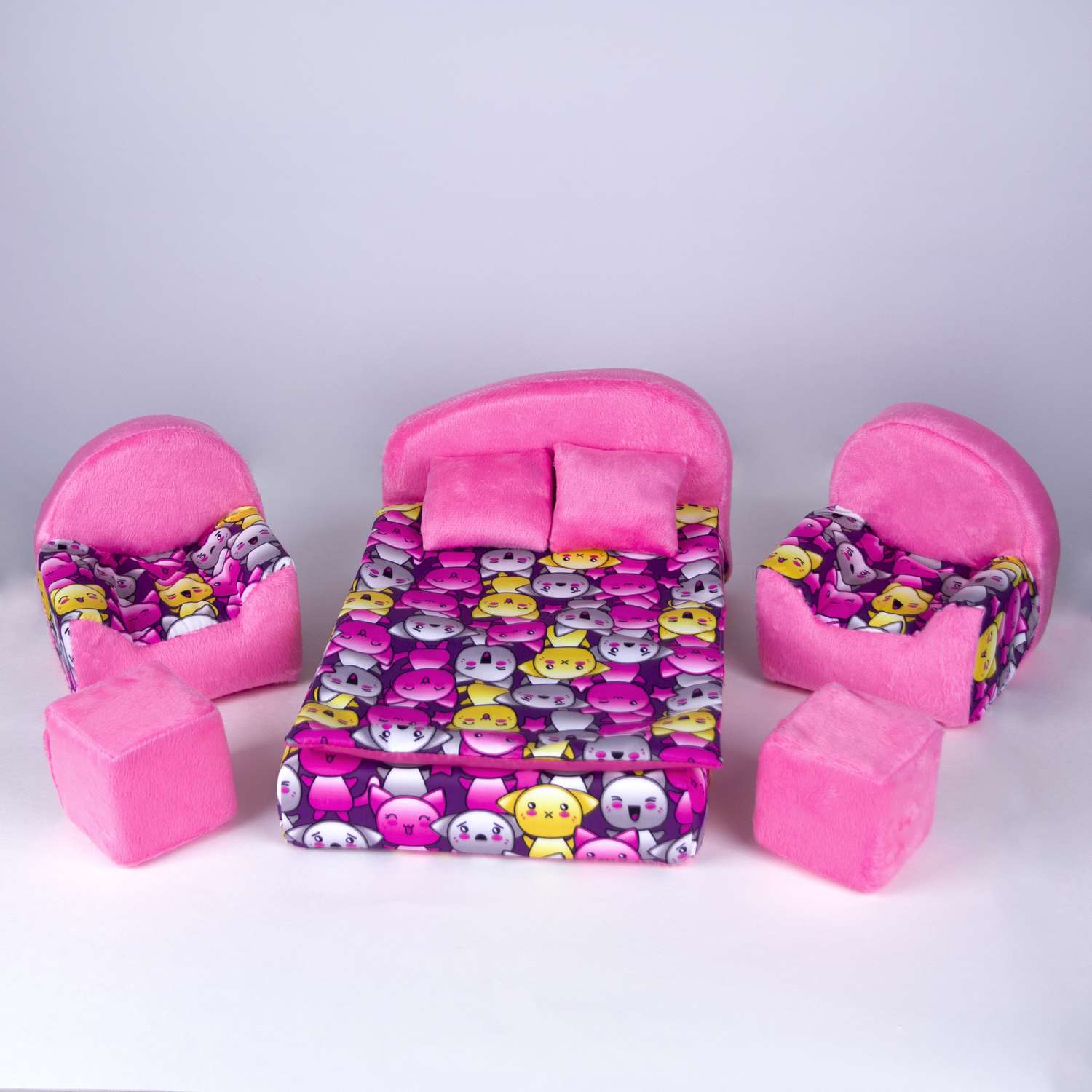 Набор мебели для кукол Belon familia кровать и 2 кресла/ принт хор котят с малиновым плюшем НМ-003/2-33 - фото 1