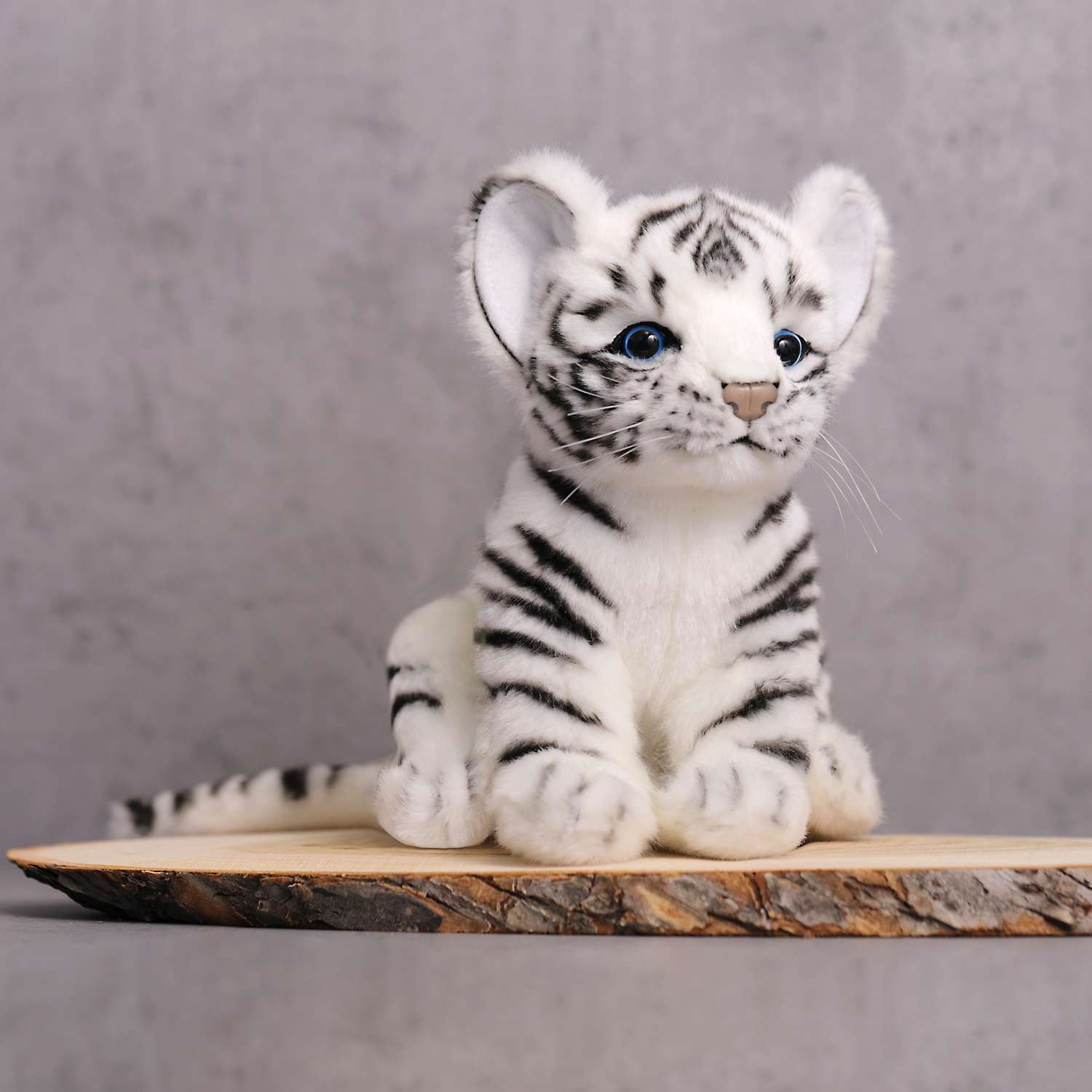 Реалистичная мягкая игрушка Hansa Белый тигренок 17 см - фото 10