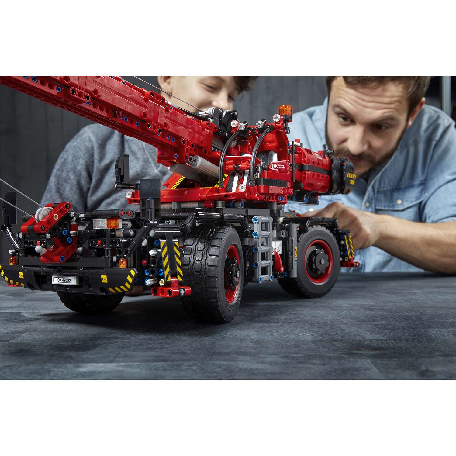 Конструктор LEGO Technic Подъёмный кран для пересечённой местности 42082 - фото 29