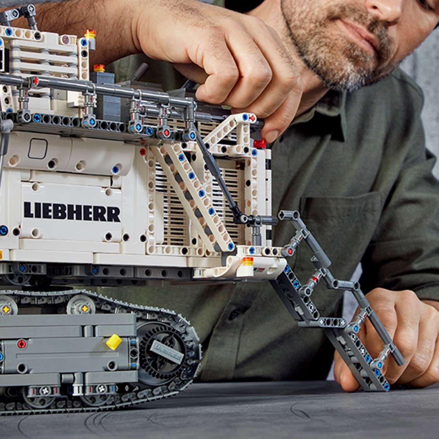 Конструктор LEGO Technic Экскаватор Liebherr R 9800 42100 - фото 14