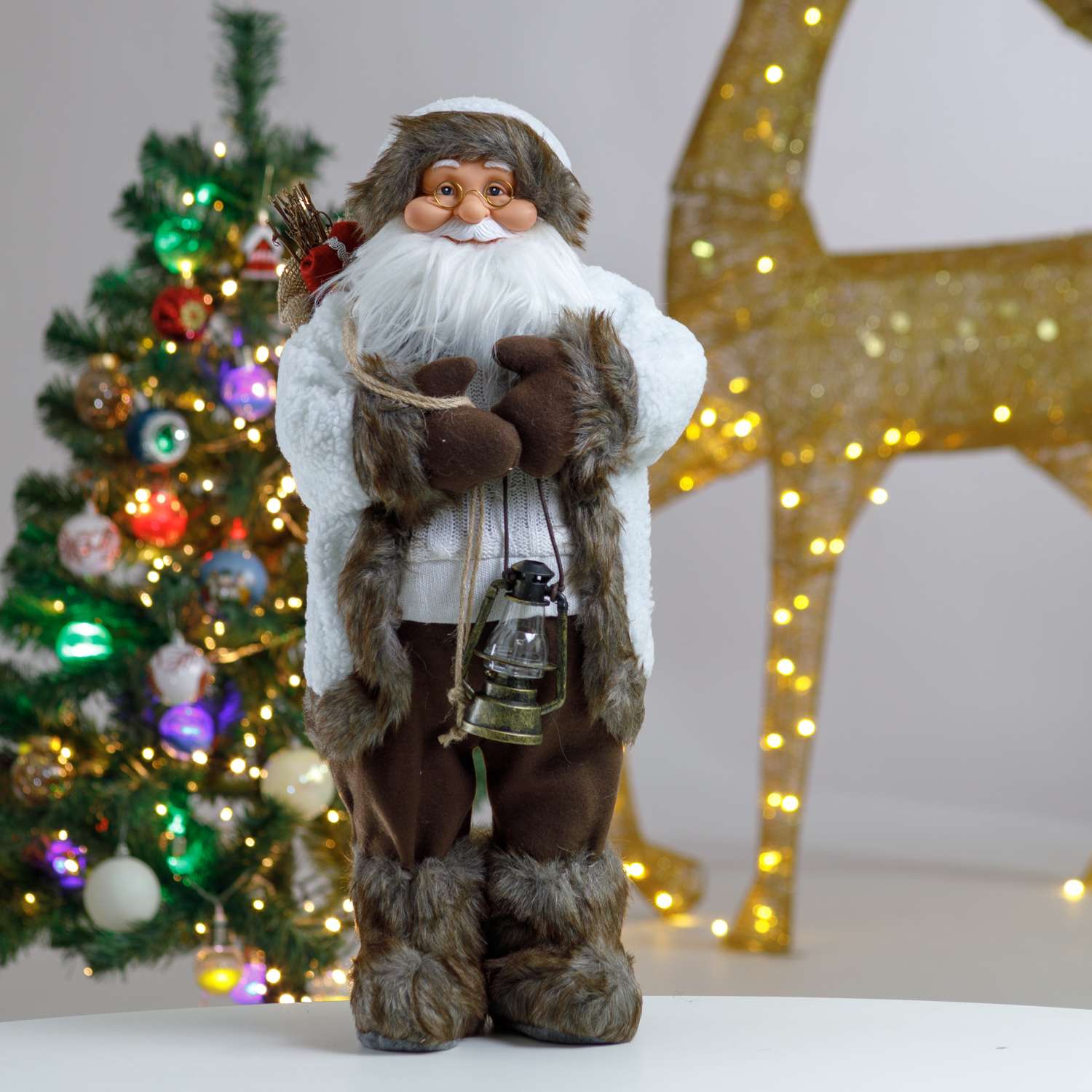 Фигура декоративная BABY STYLE Дед Мороз в белом костюме с фонариком и мешком подарков 60 см - фото 1