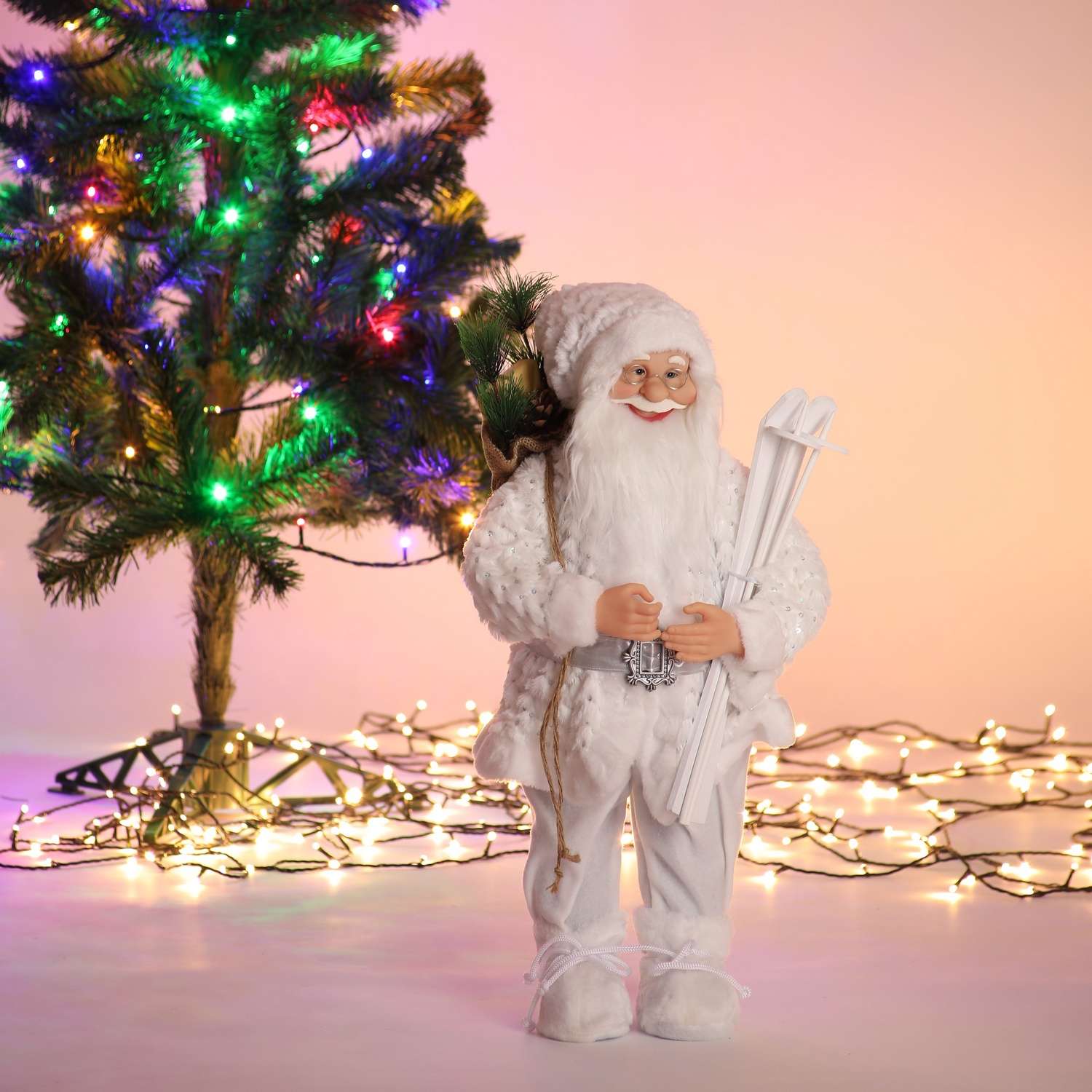 Фигура декоративная BABY STYLE Дед Мороз белый костюм лыжи 60 см - фото 1
