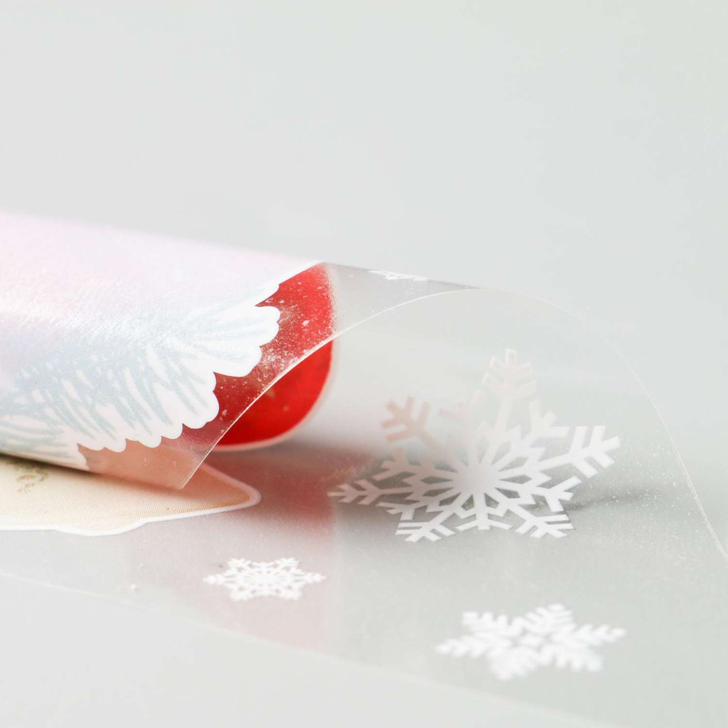 Набор наклеек новогодних Sima-Land «Дед мороз и снежинки» вырубная 40 х 30 см - фото 2