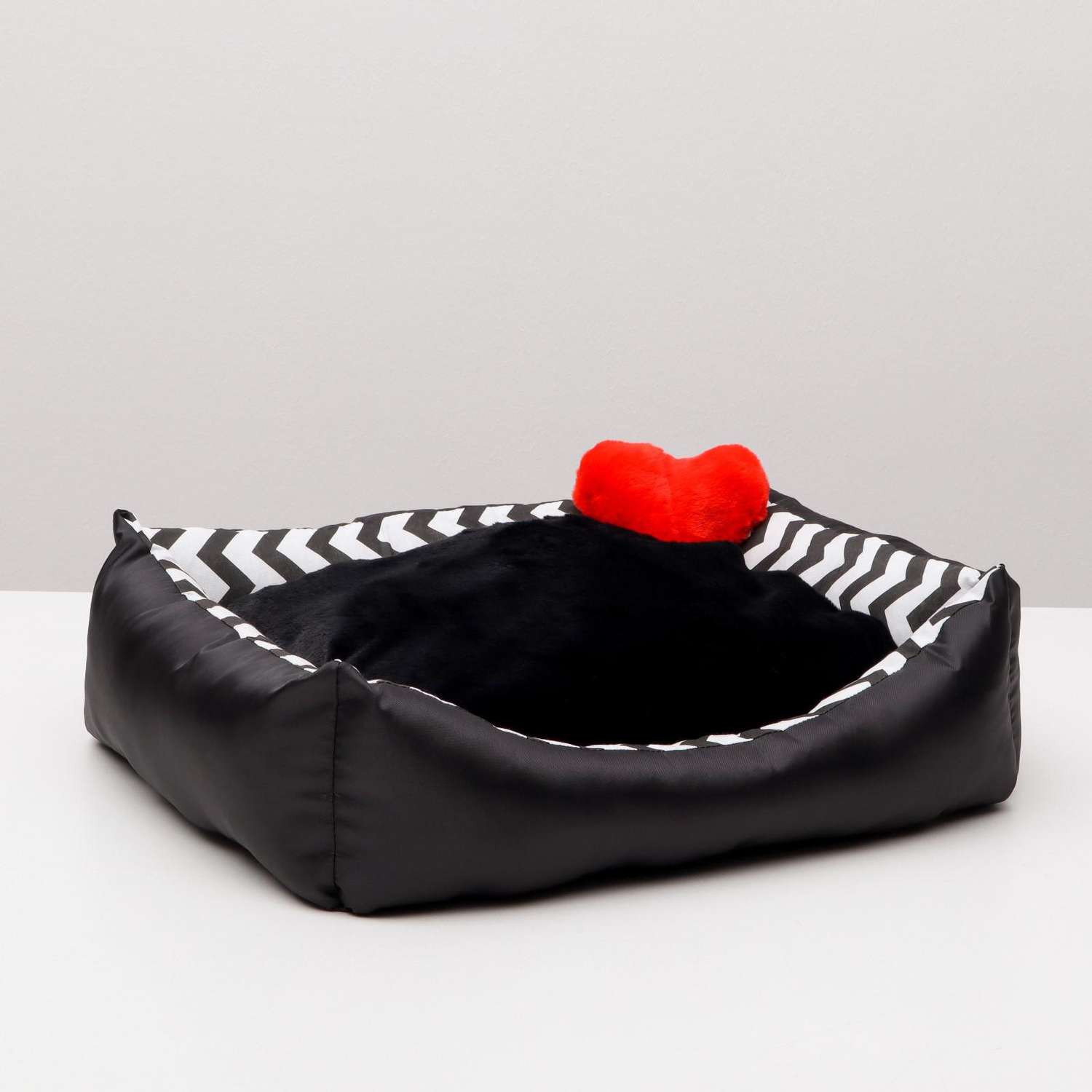 Лежанка Пижон с сердечком 57х47х15 см оксфорд бязь искусственный мех чёрная - фото 2