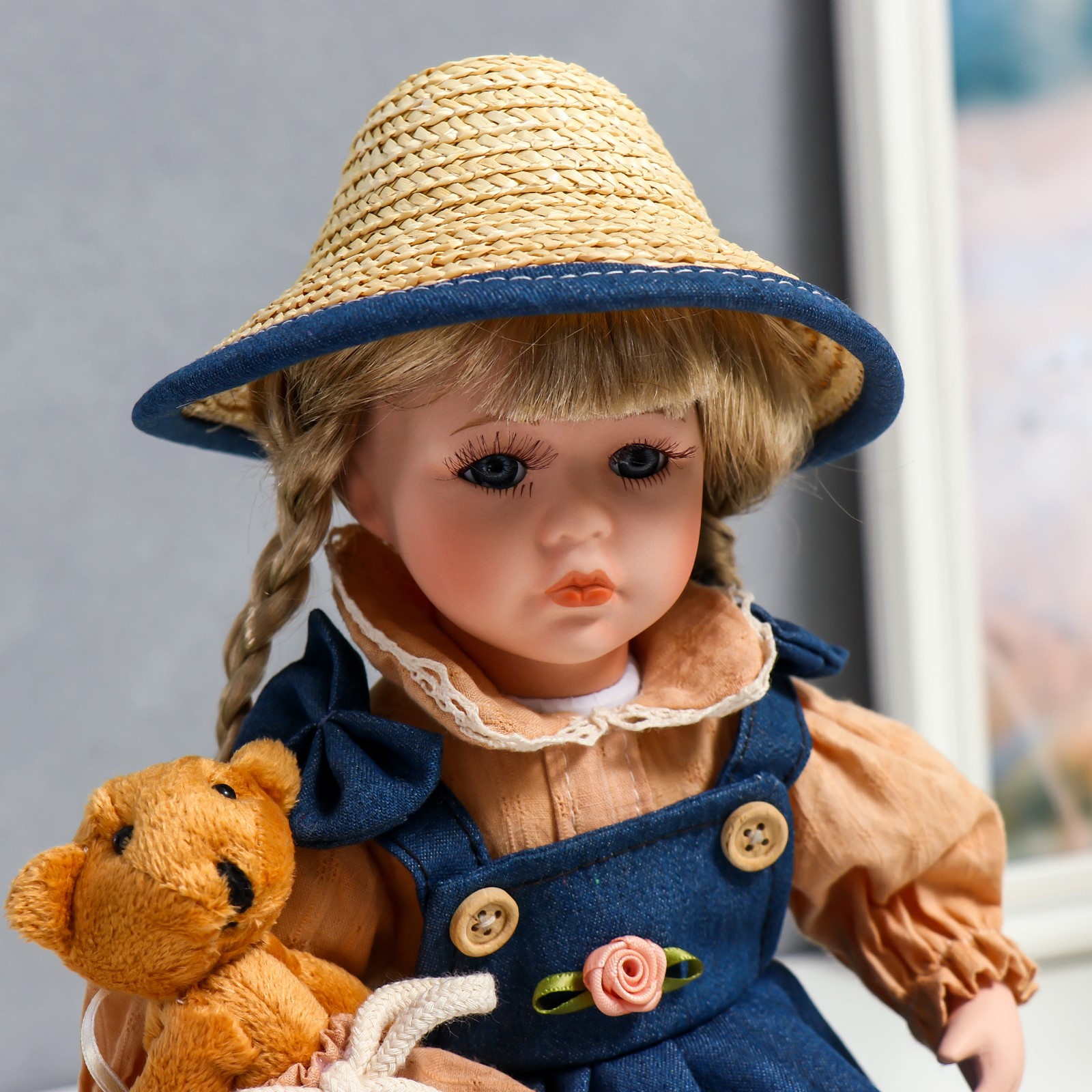 Кукла коллекционная Зимнее волшебство керамика «Сьюзи в джинсовом платье шляпке и с мишкой» 30 см - фото 5