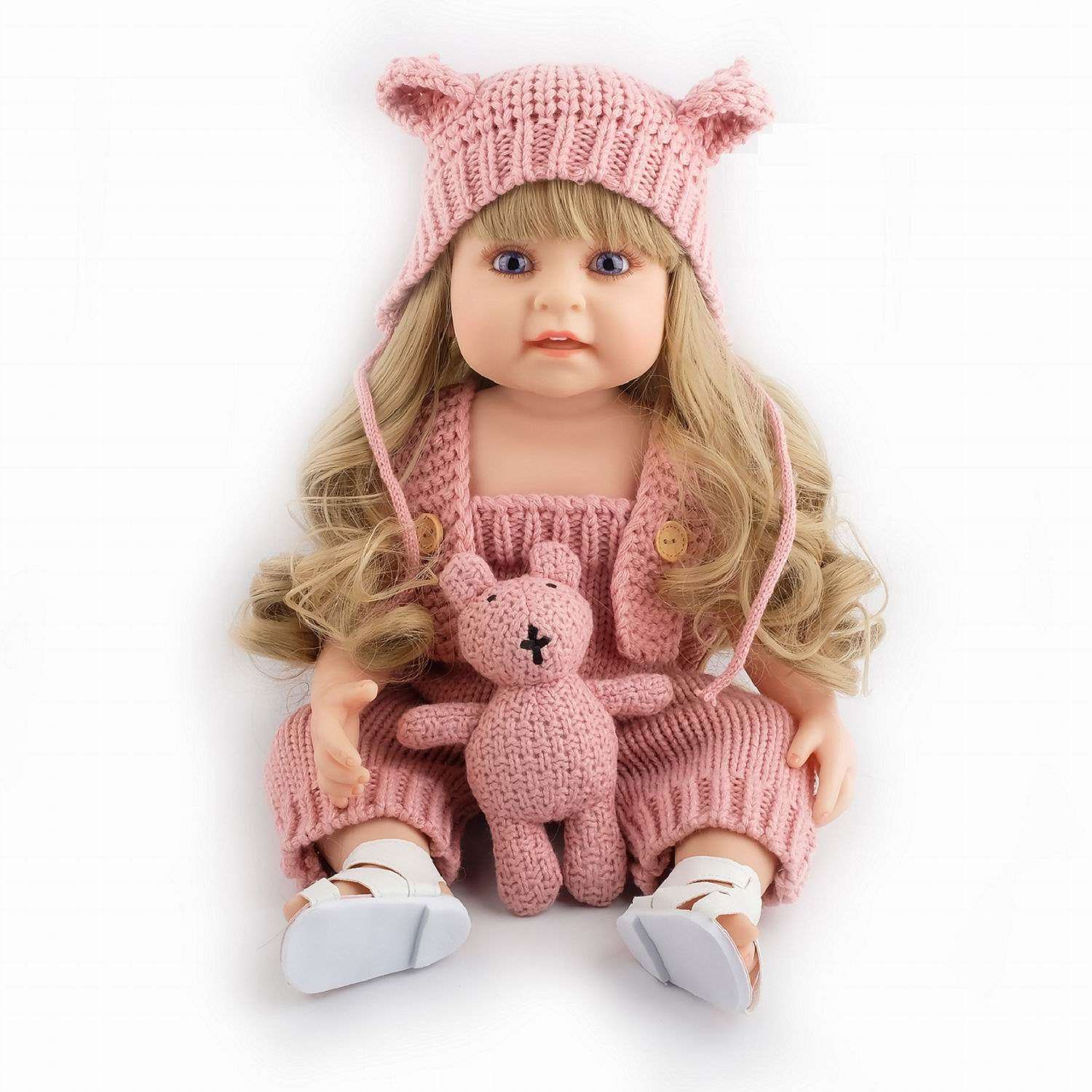Кукла Junfa В розовом вязанном комбинезоне и шляпке с плюшевым мишкой WJ-35888 - фото 1