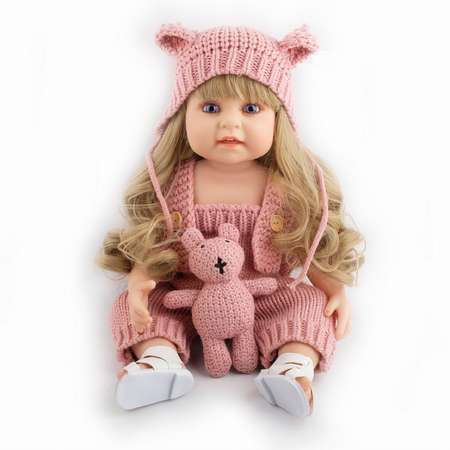 Кукла Junfa В розовом вязанном комбинезоне и шляпке с плюшевым мишкой