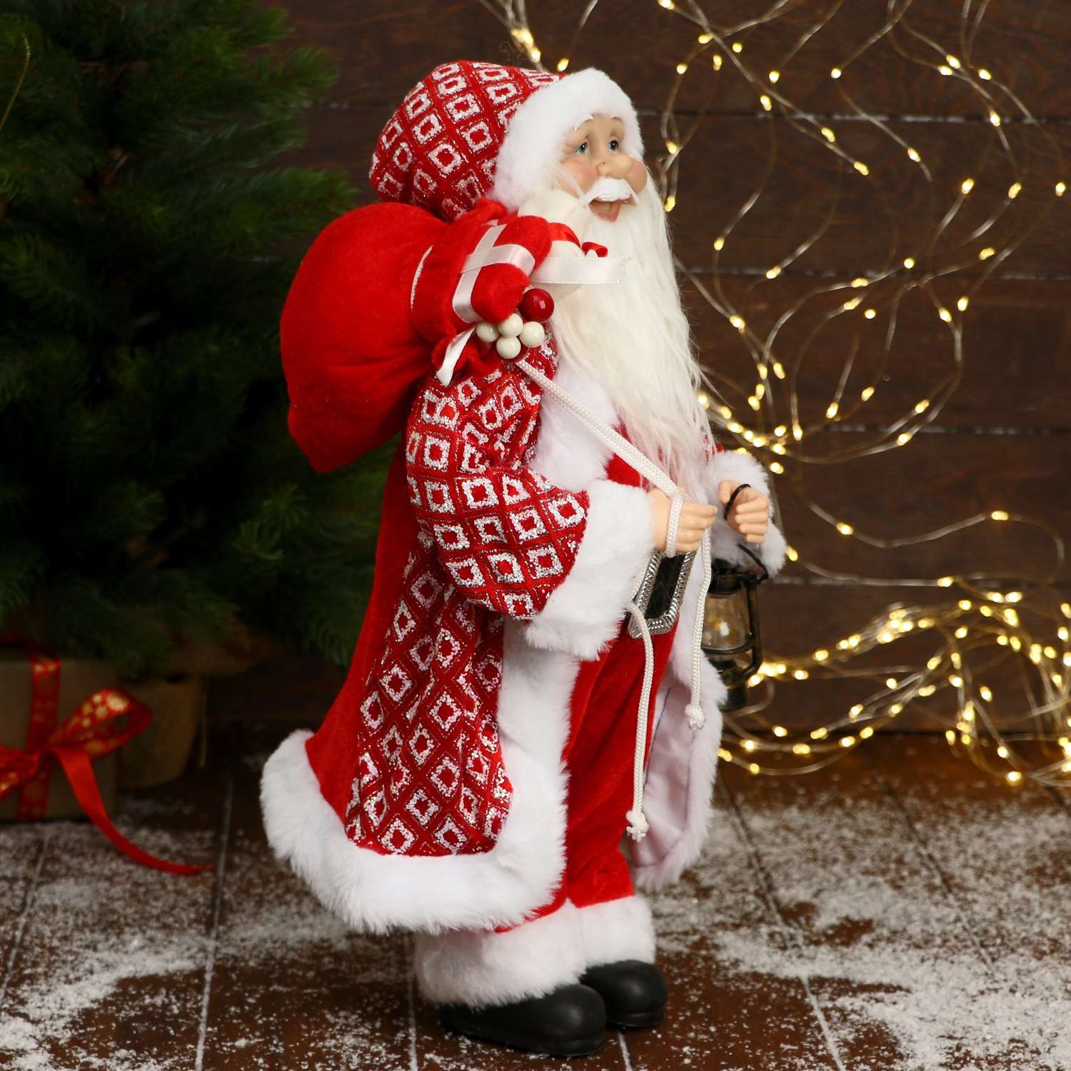 Дед мороз Зимнее волшебство «В колпачке и шубе ромбик с фонариком и подарками» 23х45 см - фото 4