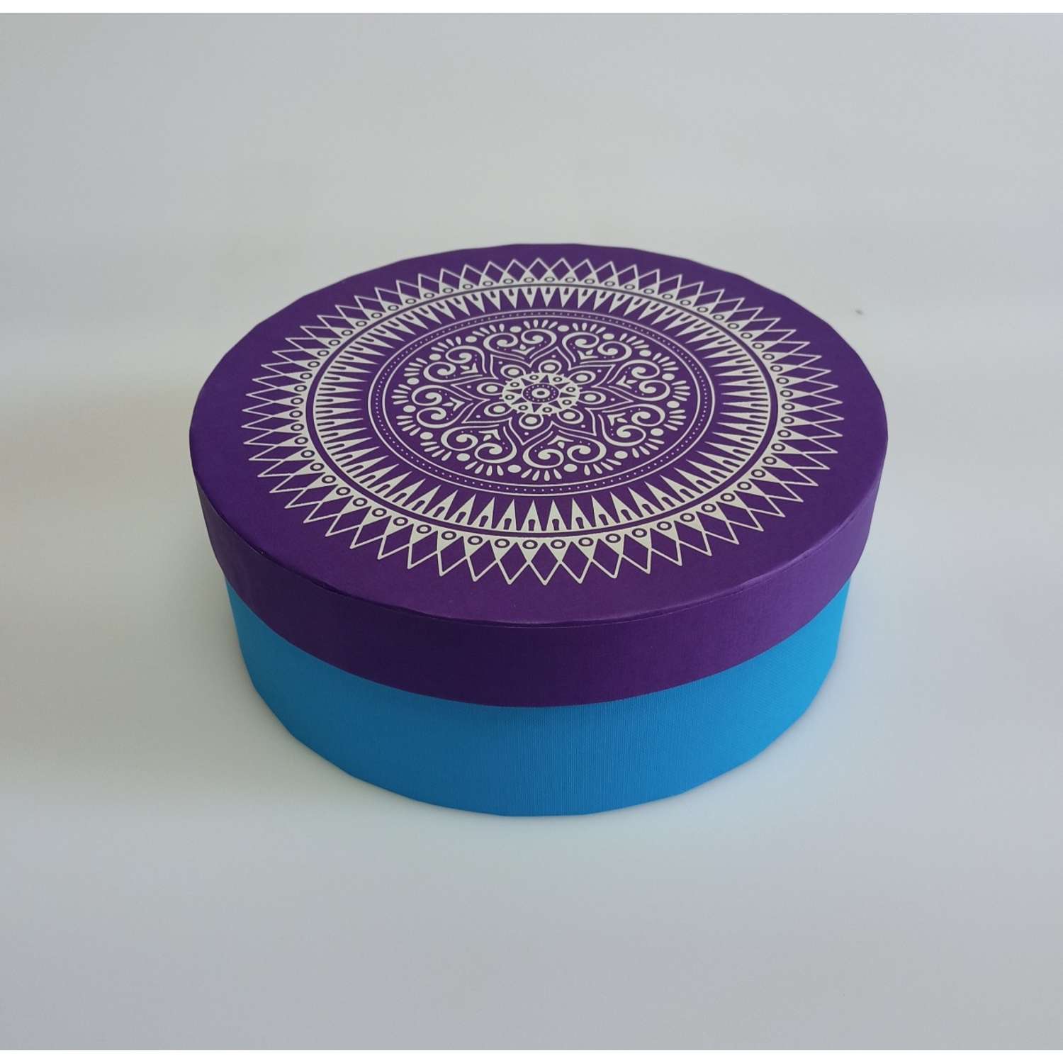 Коробка подарочная Cartonnage круглая Мандалы фиолетовый голубой - фото 1