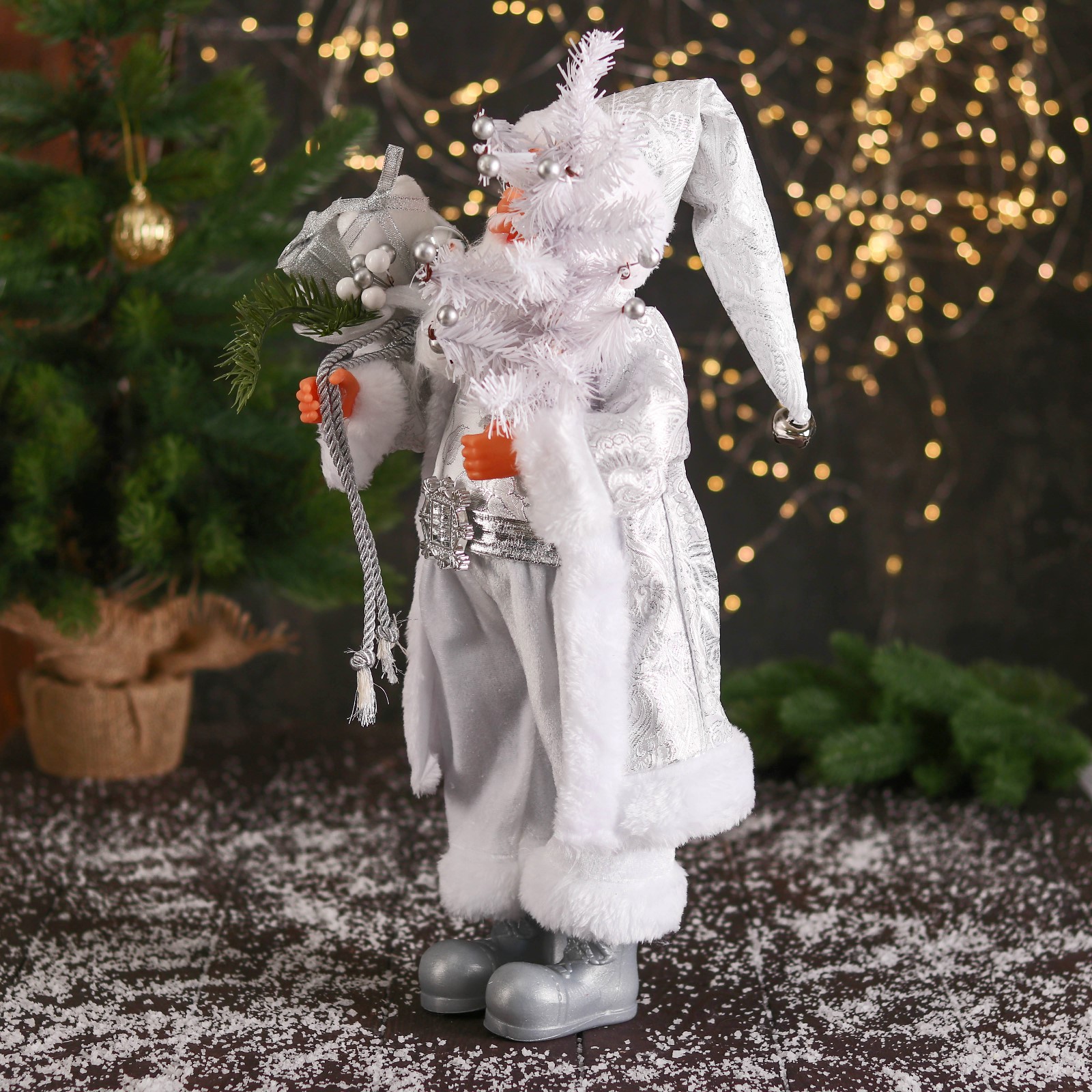 Дед мороз Зимнее волшебство «В высоком колпачке в ремешке и с мешком» 44 см серебристо-белый - фото 4