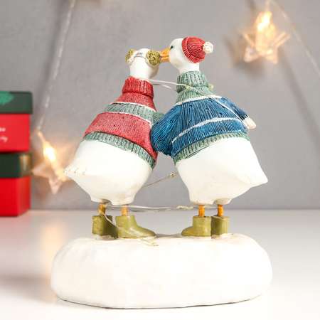 Сувенир Sima-Land полистоун световой «Гуси в зимних свитерах с гирляндой» 14х10х12 5 см