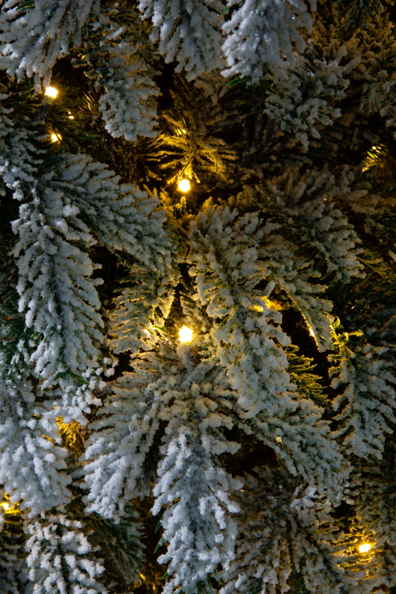 Искусственная елка Crystal Trees Власта заснеженная с вплетенной гирляндой 210 см. - фото 6