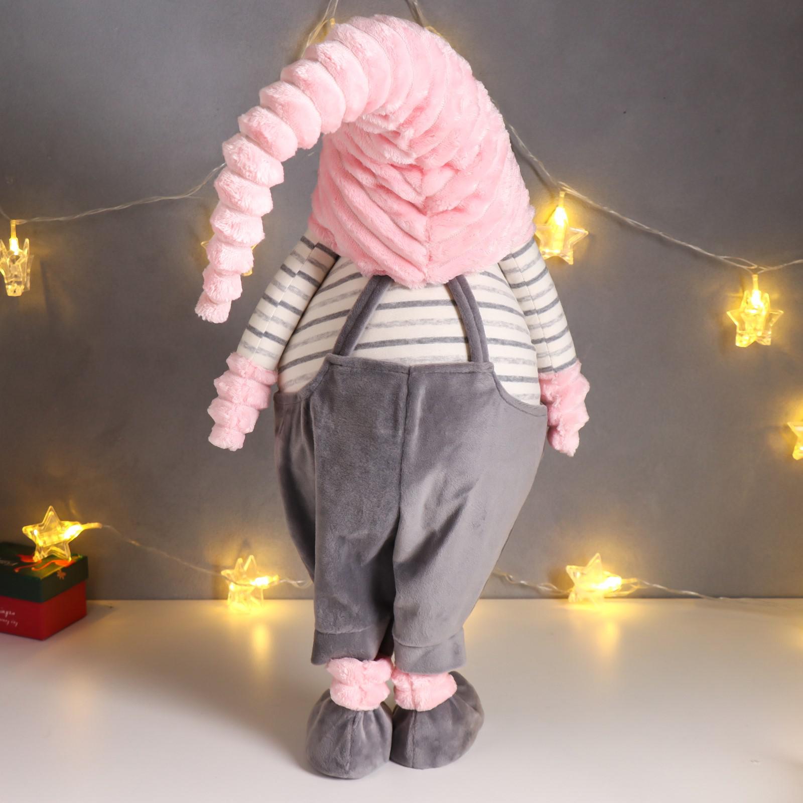 Кукла интерьерная Зимнее волшебство «Дед Мороз в сером комбинезоне и розовом меховом колпаке» 88х18х28 - фото 3