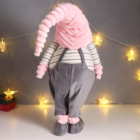 Кукла интерьерная Зимнее волшебство «Дед Мороз в сером комбинезоне и розовом меховом колпаке» 88х18х28