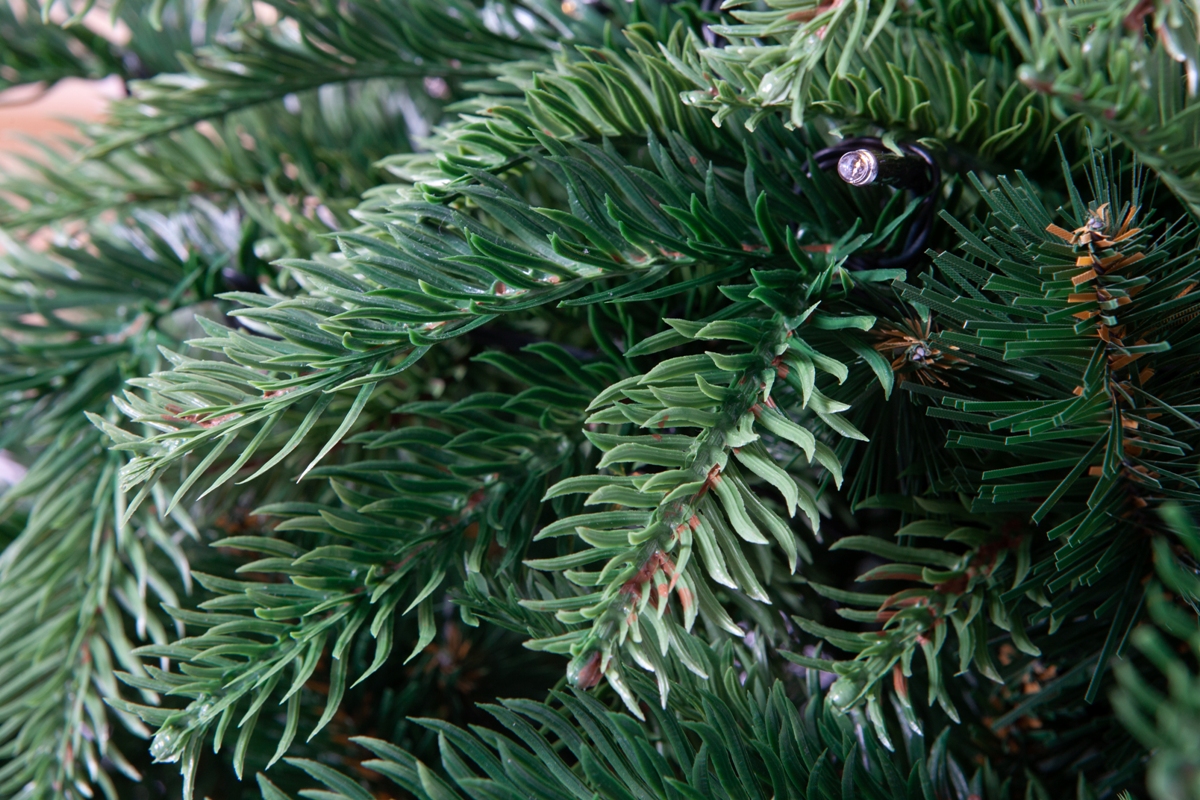 Искусственная елка Crystal Trees Власта зеленая с вплетенной гирляндой 210 см. - фото 8