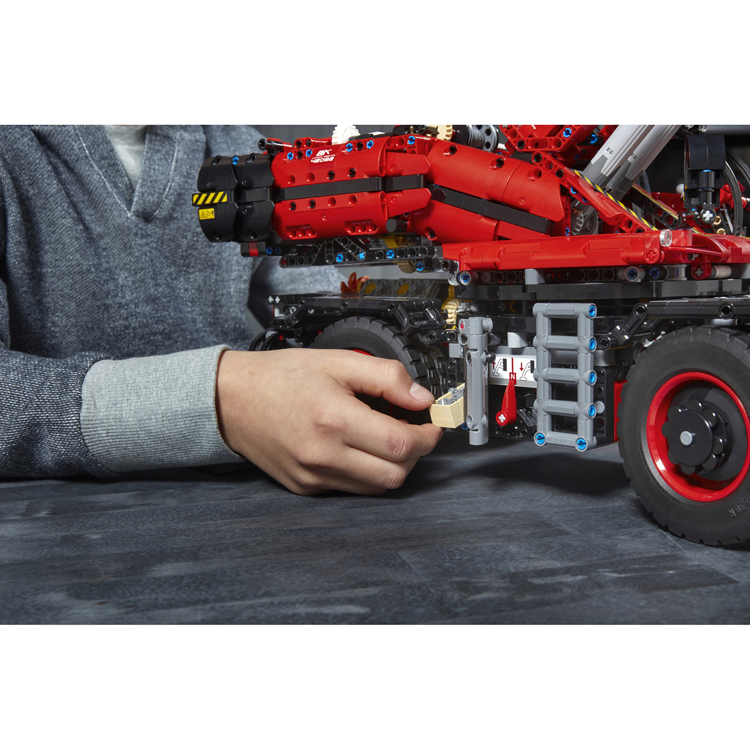 Конструктор LEGO Technic Подъёмный кран для пересечённой местности 42082 - фото 47