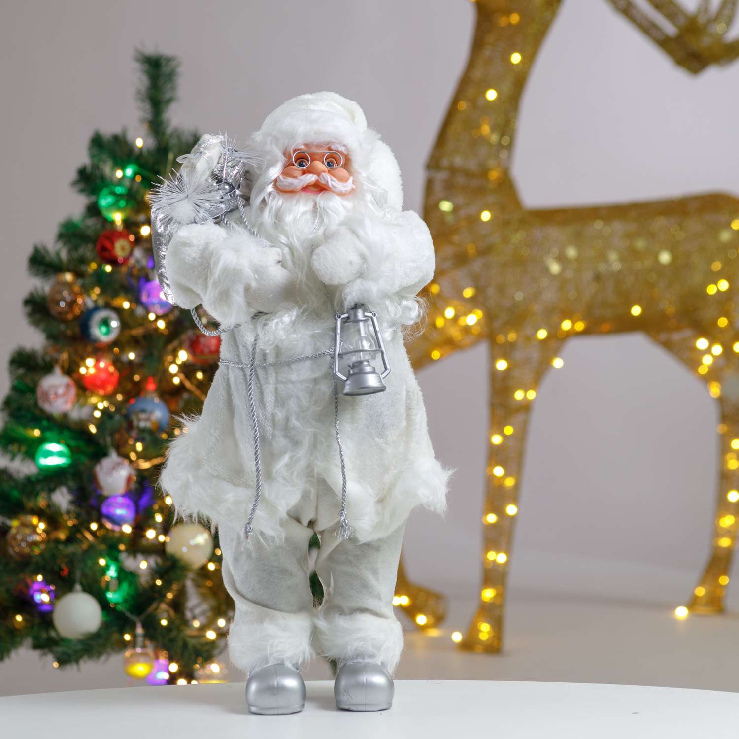 Фигура декоративная BABY STYLE Дед Мороз белый костюм с фонариком и еловой веточкой 60 см - фото 1