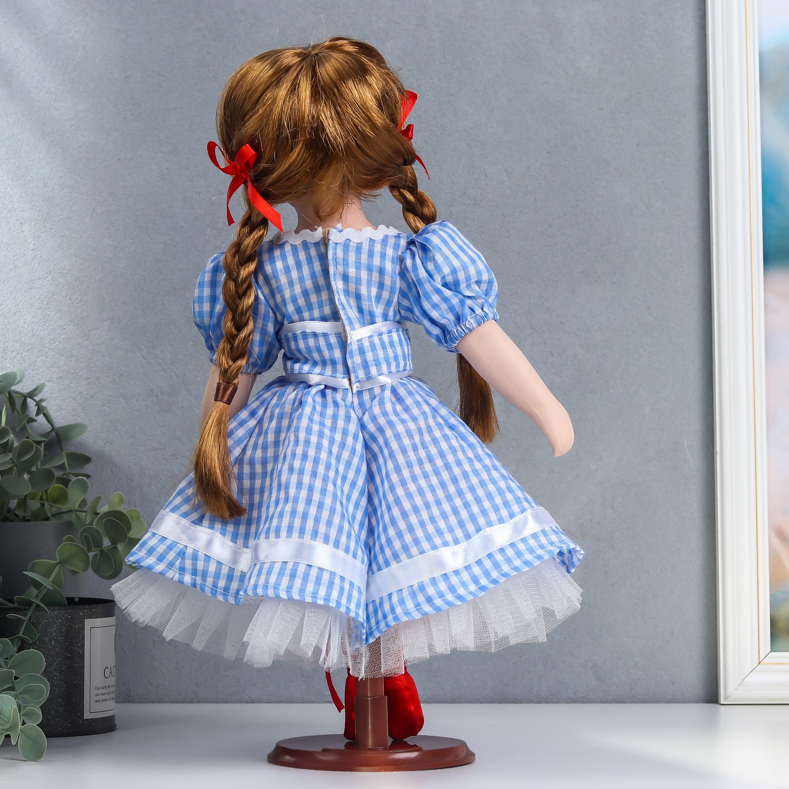 Кукла коллекционная Зимнее волшебство керамика «Мила в синем платье в мелкую клетку» 40 см - фото 4