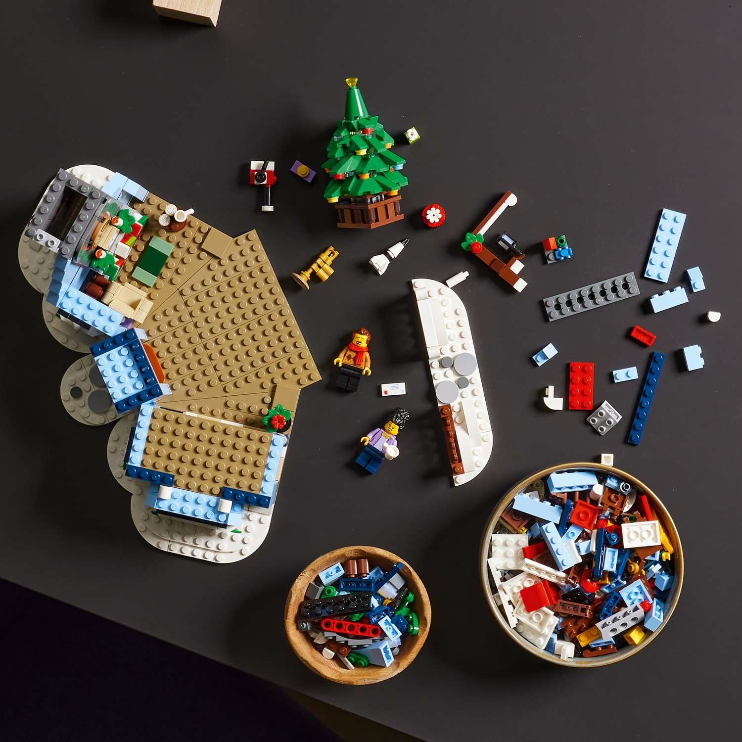 Конструктор LEGO Icons В ожидании Санты 10293 - фото 6