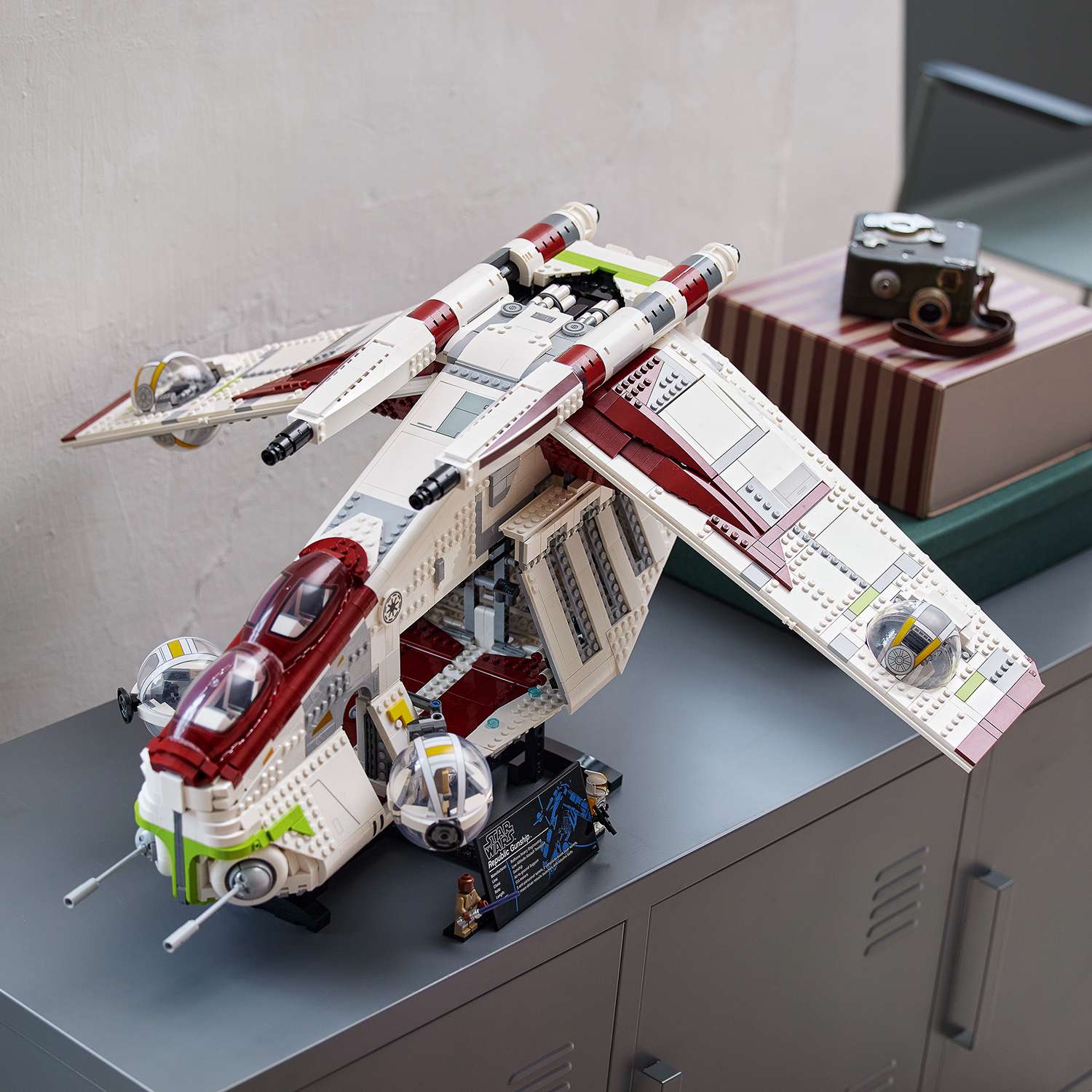 Конструктор LEGO Star Wars Боевой корабль Республики 75309 - фото 4