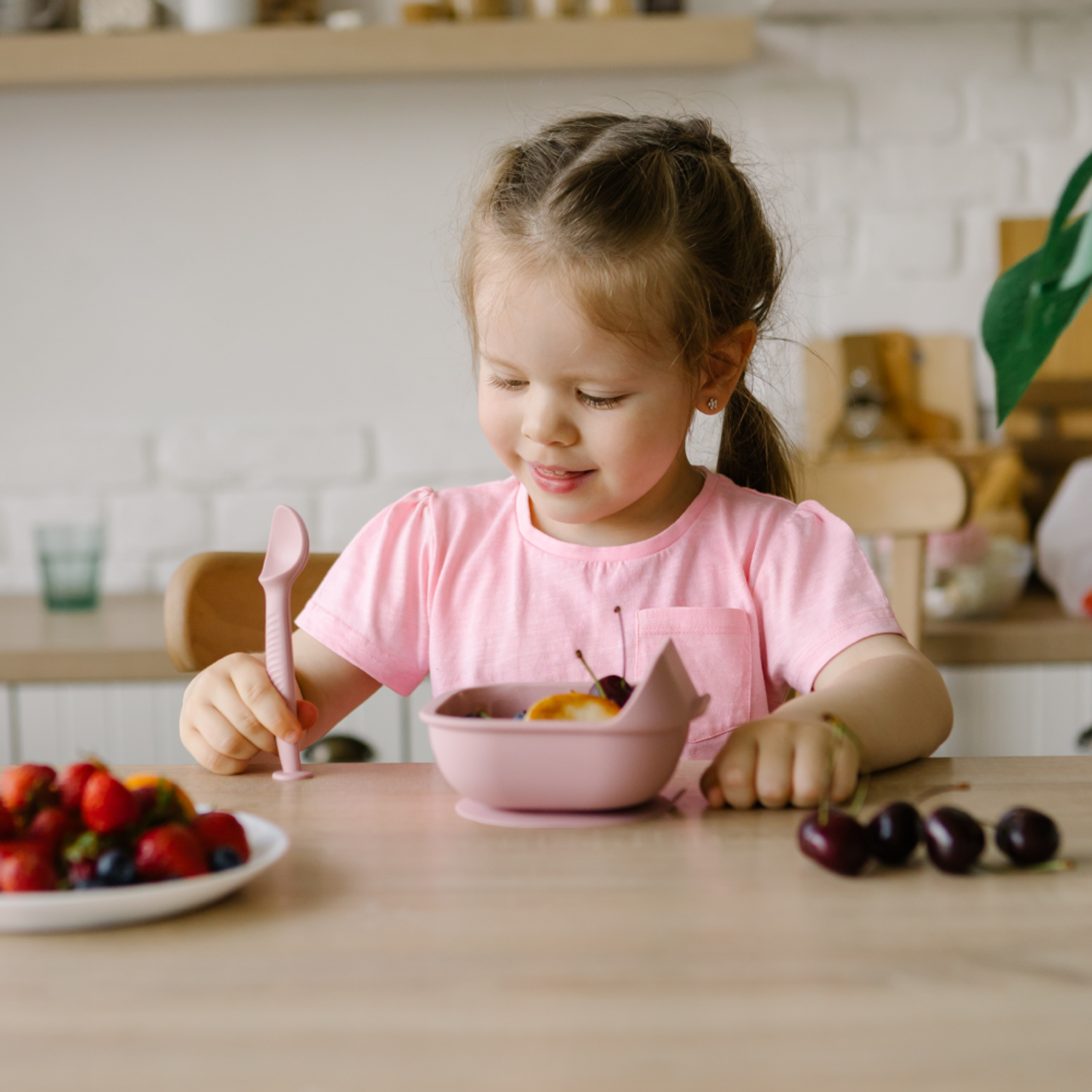 Набор детской посуды iSюминка Силиконовая тарелка на присоске и ложка Пыльная роза - фото 20