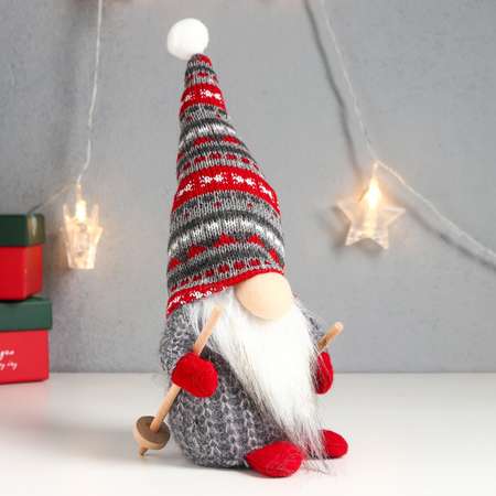 Кукла интерьерная Зимнее волшебство «Дед Мороз с лыжными палками серый колпак с узорами» 27х12х8 см