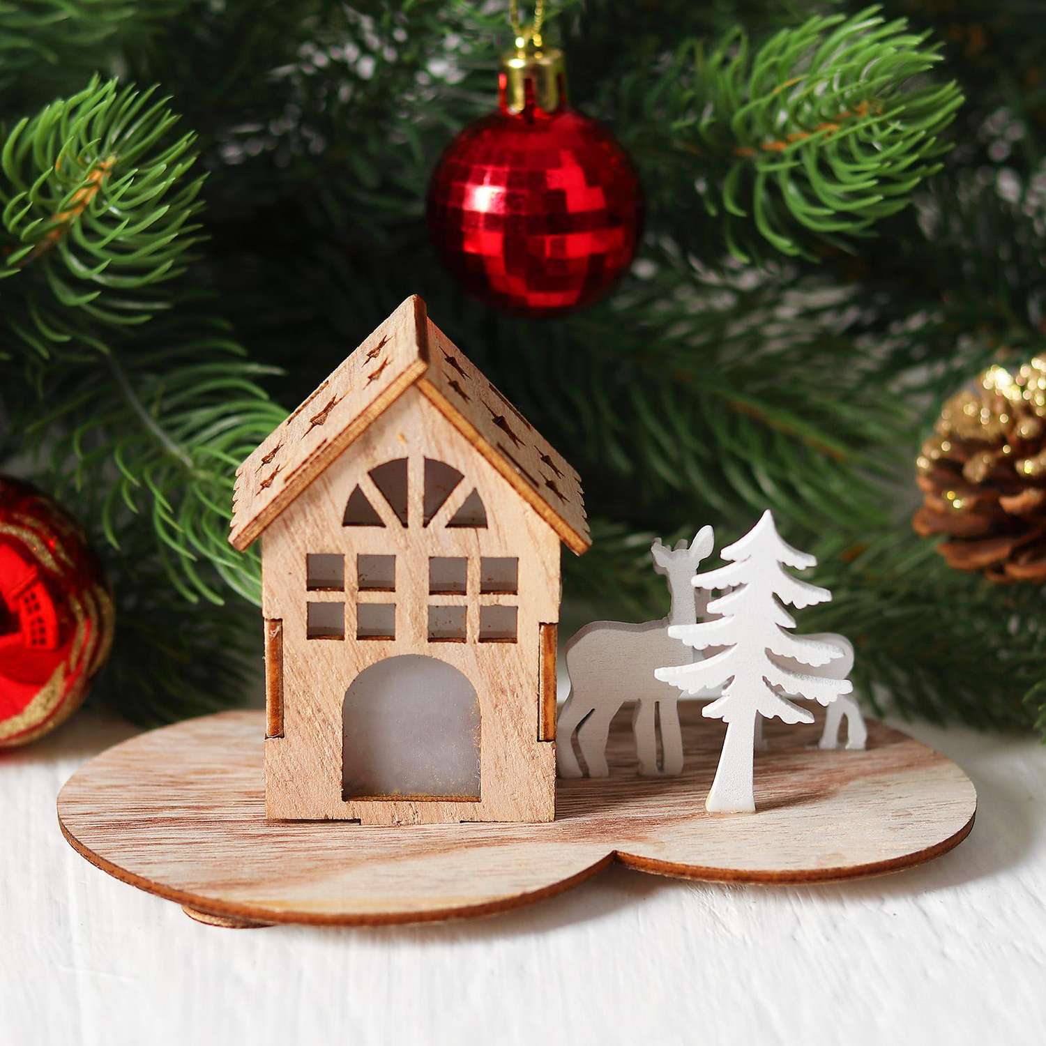 Новогодний декор Лесная мастерская с подсветкой «Праздничный домик» 7×11.5×8.7 см - фото 1