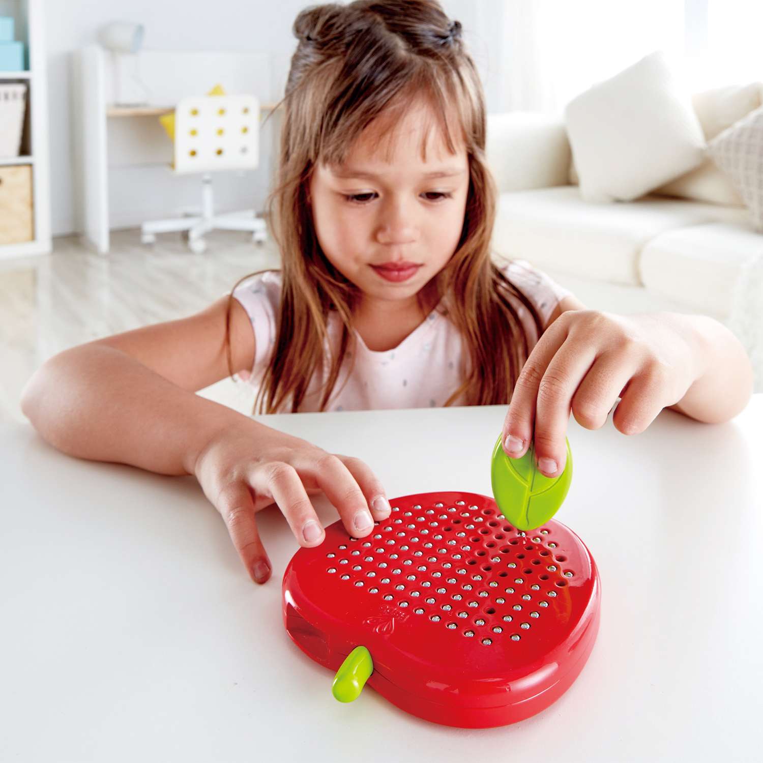 Детская развивающая игрушка HAPE магнитная доска для рисования узоров и фигур красное яблоко E1712_HP - фото 4