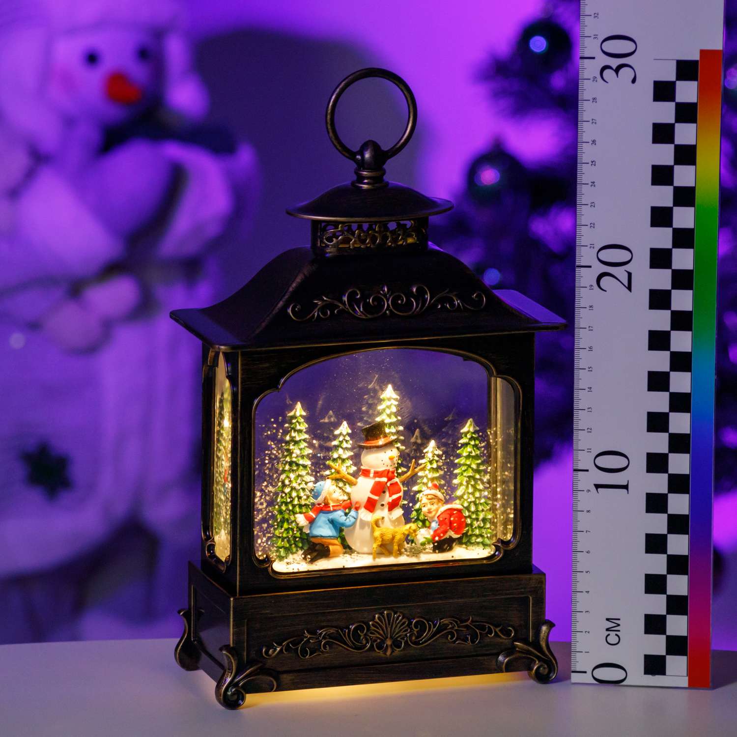 Декоративный фонарь BABY STYLE Новогодний Снеговик с детьми и собакой маслянный USB высота 27 см ширина 17 см - фото 1