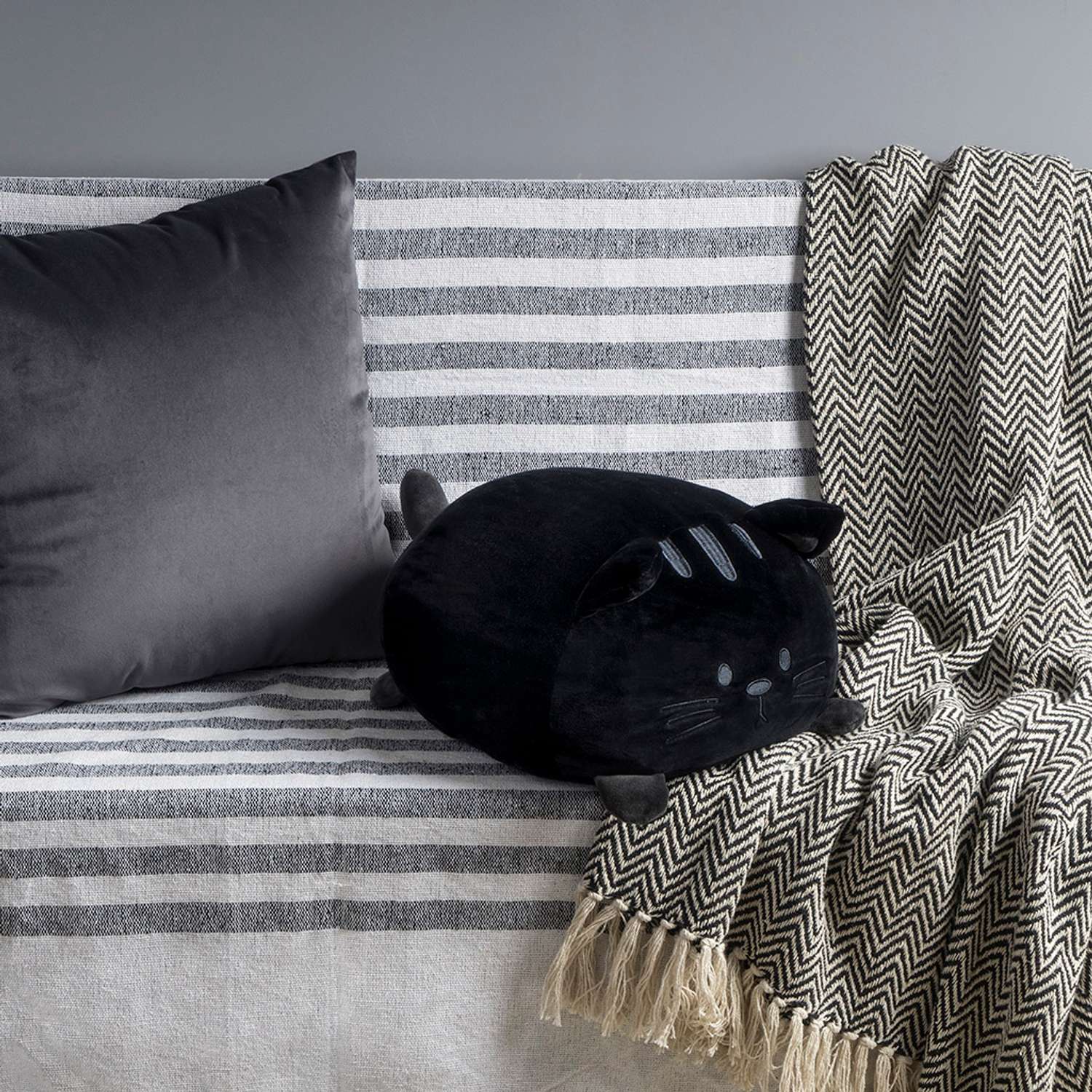 Подушка декоративная Balvi Kitty черная - фото 2