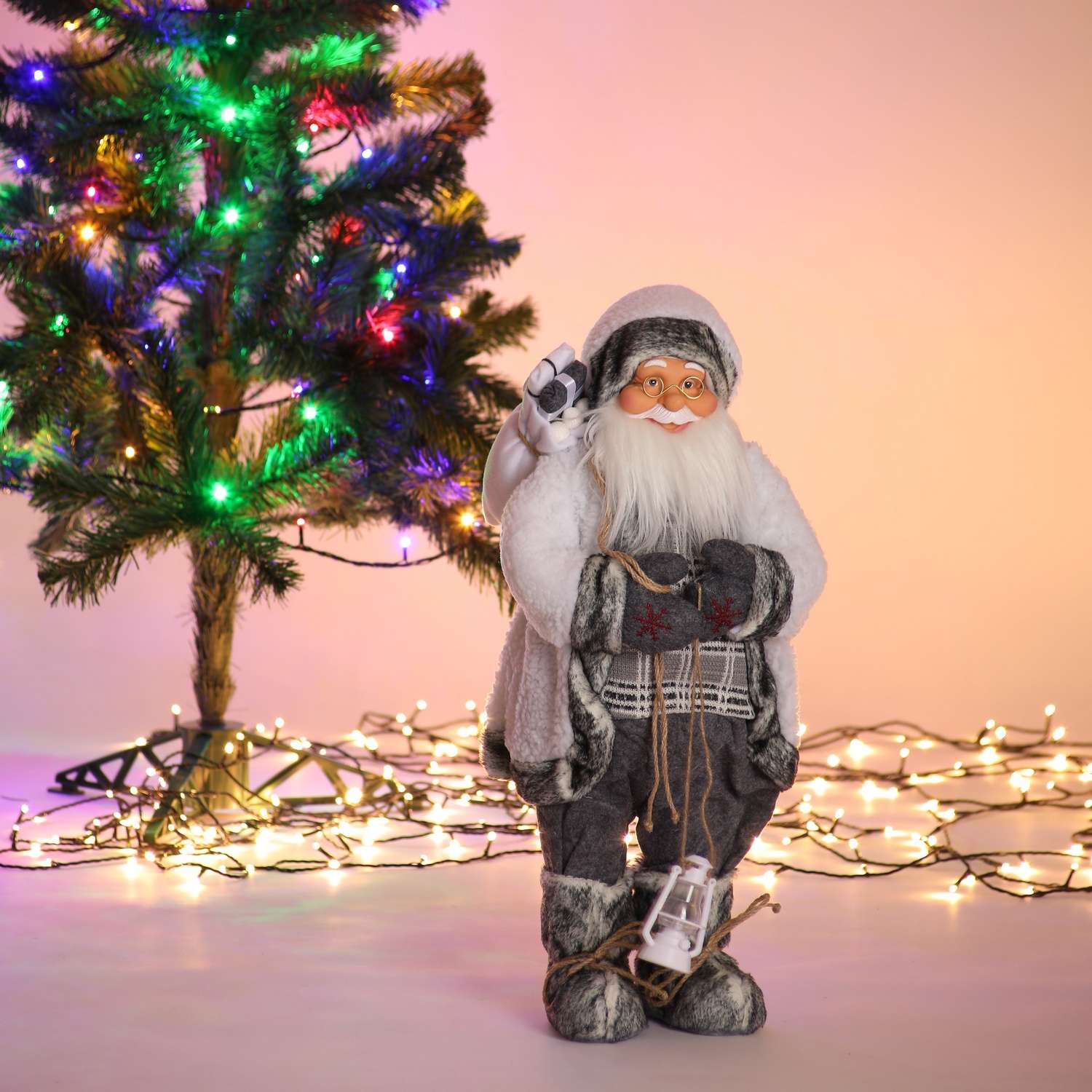 Фигура декоративная BABY STYLE Дед Мороз белый серый костюм с фонариком 60 см - фото 1