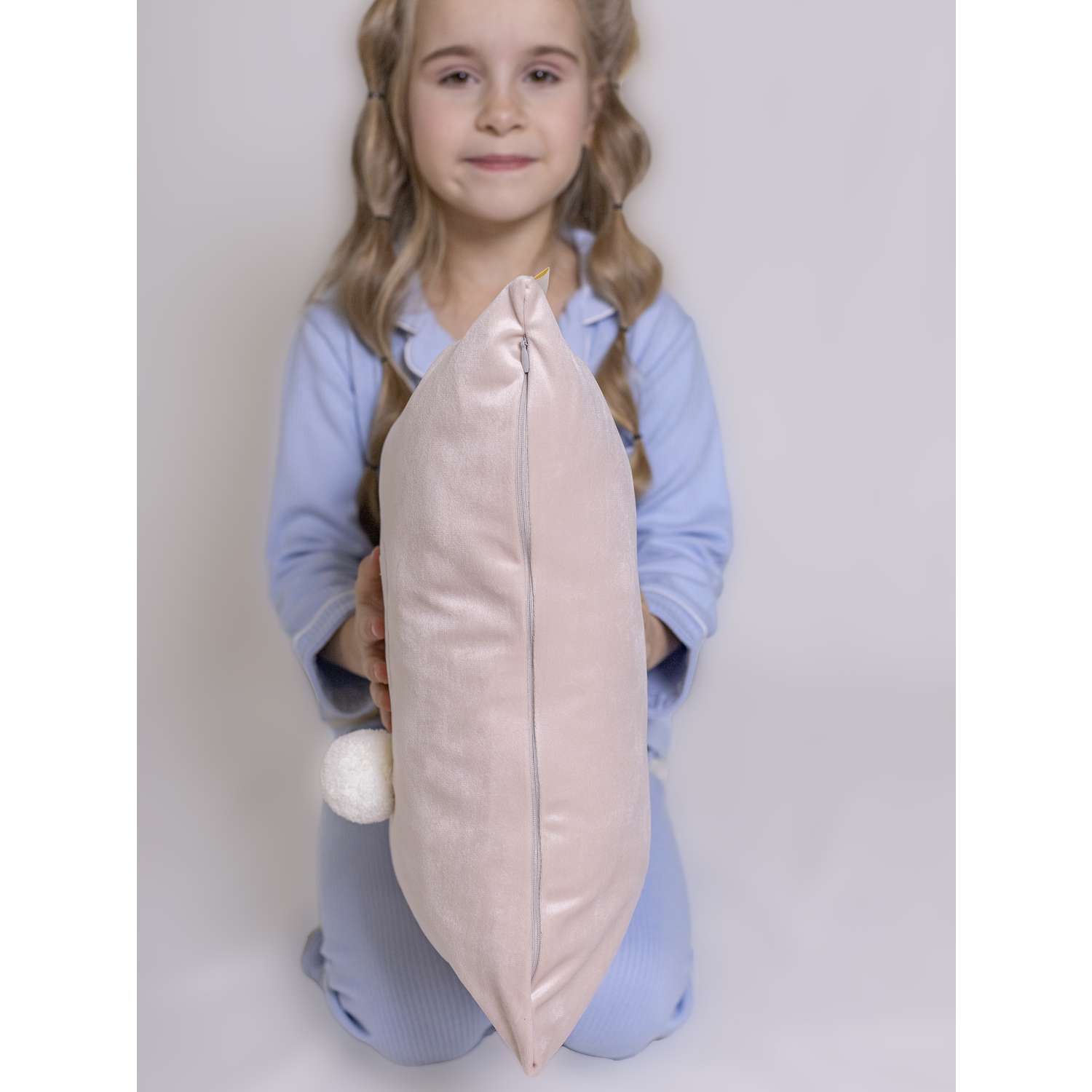 Подушка декоративная детская Мишель Зайка с пушистым хвостом цвет розовая пудра левая - фото 4