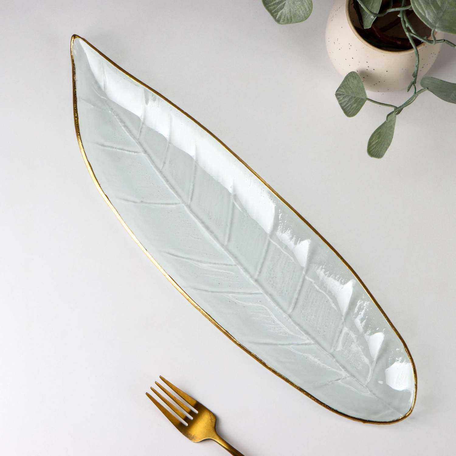 Блюдо Sima-Land стеклянное сервировочное «Лист» 11×40 см с золотой каймой - фото 1