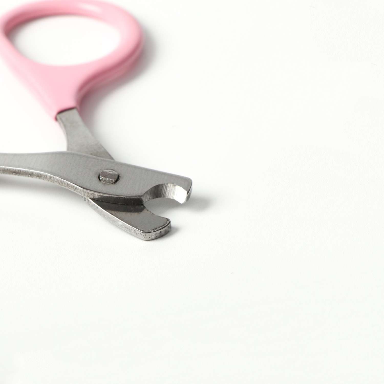 Ножницы-когтерезы Пижон изогнутые с прорезиненными ручками Отверстие 6 мм розовые - фото 3