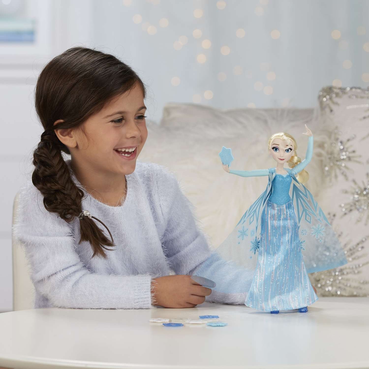 Кукла Princess Эльза запускающая снежинки рукой B9204EU4 - фото 4