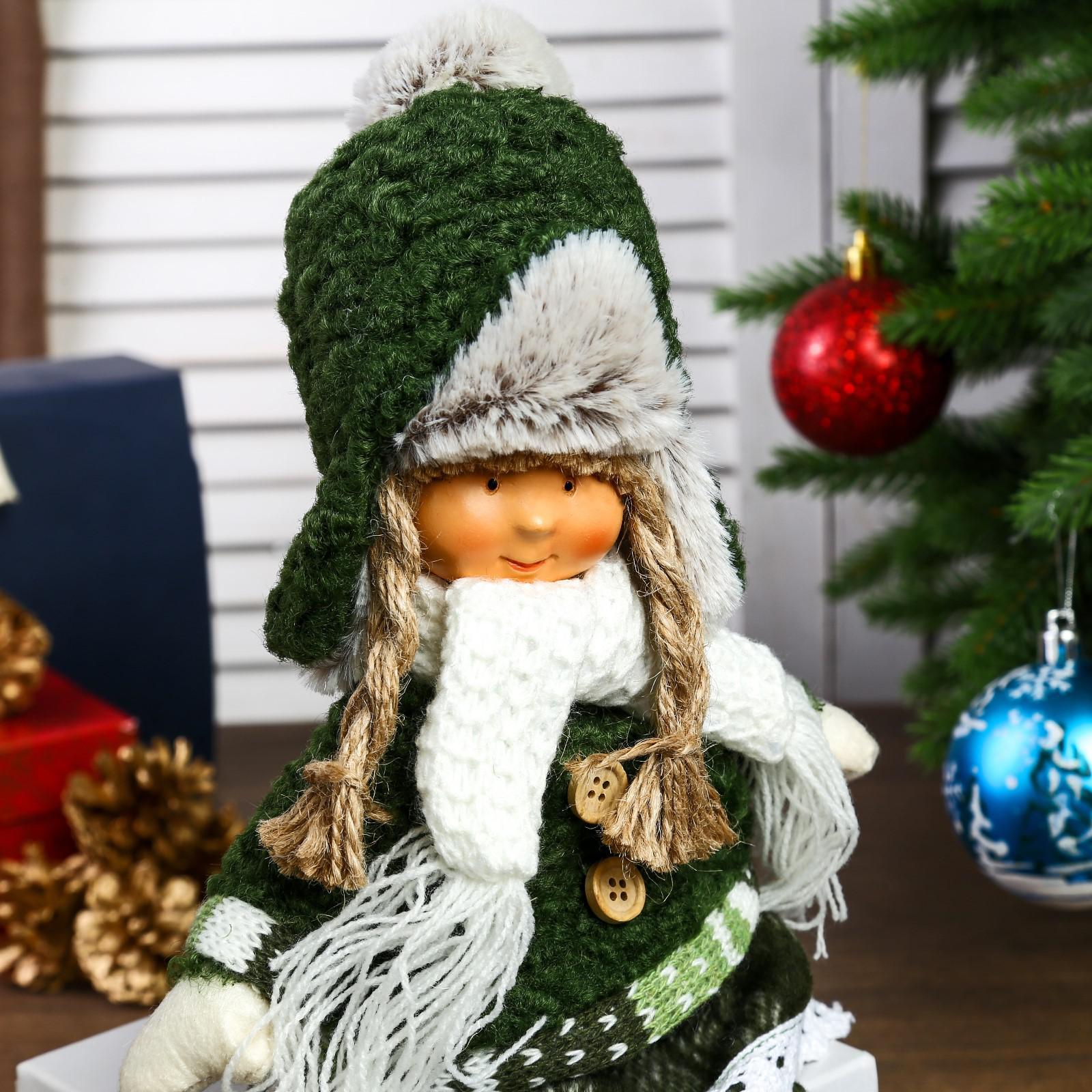 Кукла интерьерная Зимнее волшебство «Девочка с косичками в зелёном пальто и зелёной шапочке» 36х8х13 см - фото 5