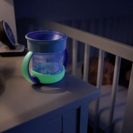 Поильник со светящимися ручками Nuk Evolution Mini Magic Cup