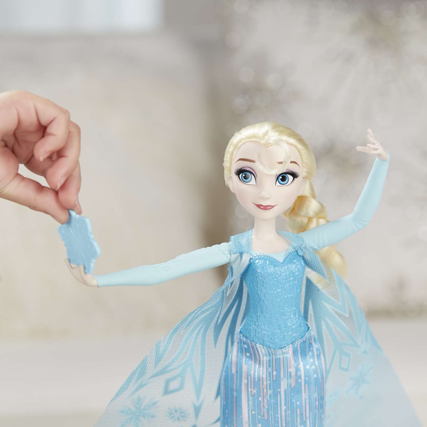 Кукла Princess Эльза запускающая снежинки рукой B9204EU4 - фото 5