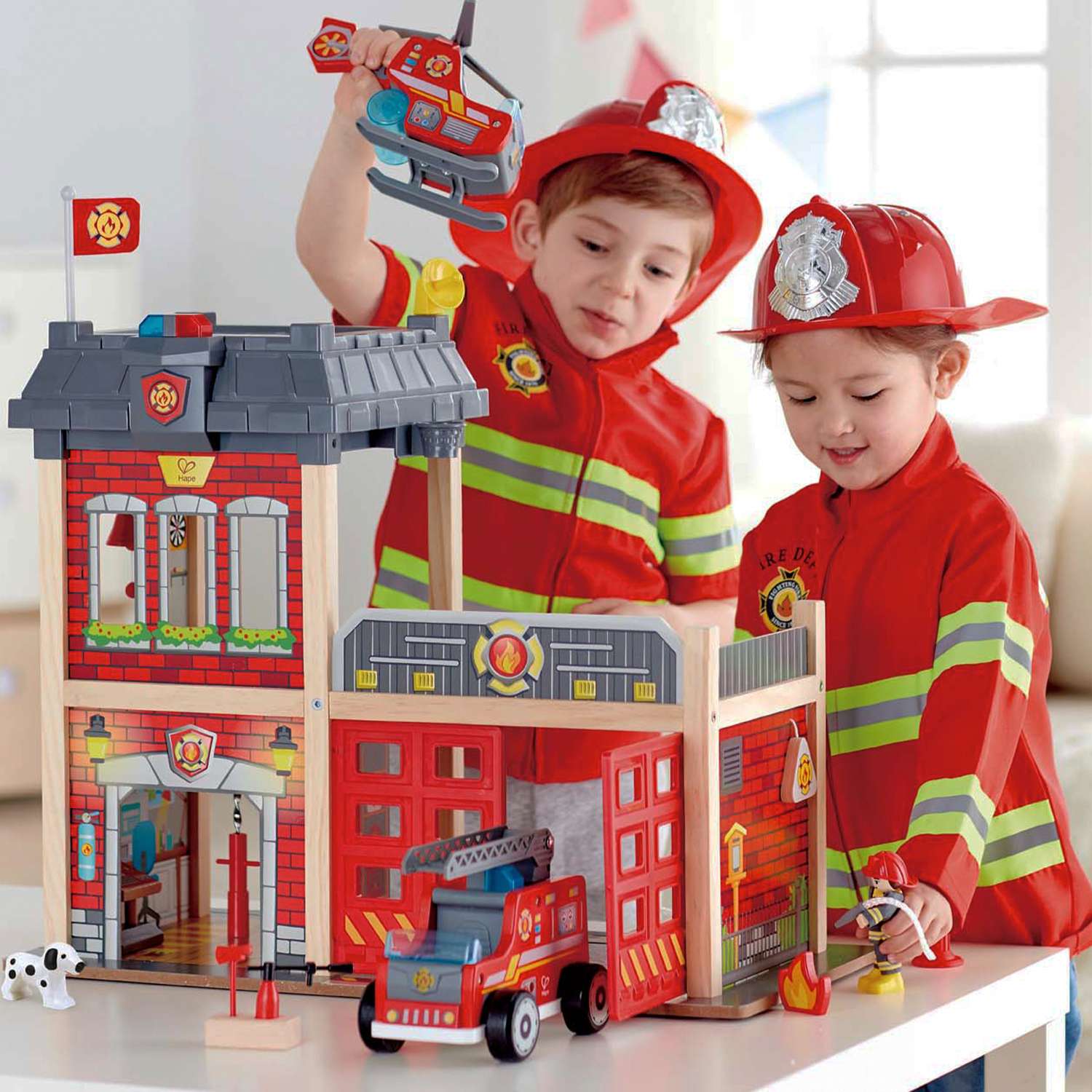 Набор игровой Hape Пожарная станция E3023_HP - фото 1