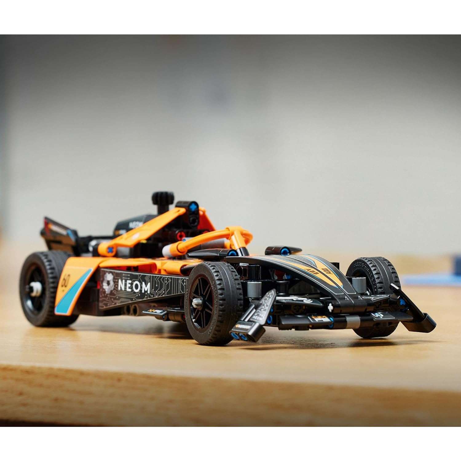 Конструктор LEGO Technic Neom МакЛарен Формула Е Гоночный автомобиль 42169 - фото 9