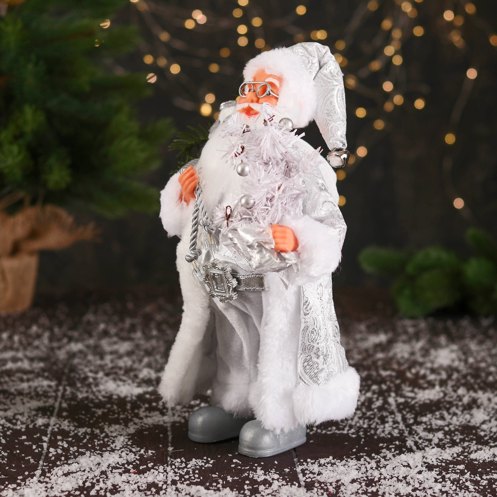 Дед мороз Зимнее волшебство «В высоком колпачке в ремешке и с мешком» 30 см серебристо-белый - фото 4