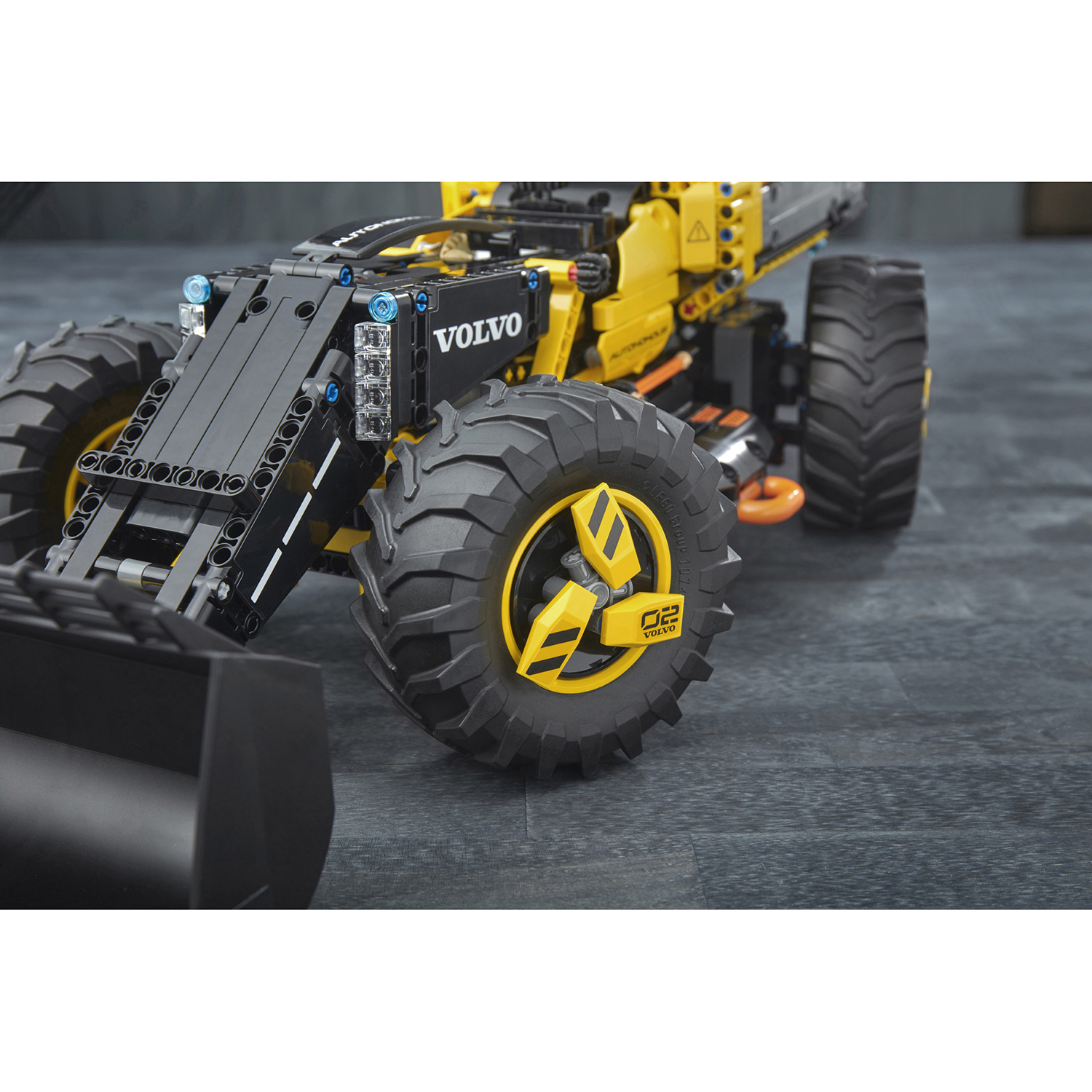 Конструктор LEGO Technic Volvo колёсный погрузчик ZEUX 42081 - фото 34